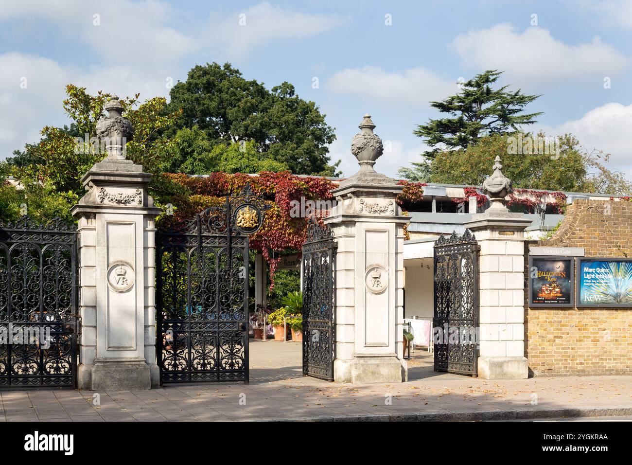 LONDRES, Royaume-Uni - 18 SEPTEMBRE 2024 : vue de l'entrée Victoria Gate des jardins botaniques royaux de Kew Banque D'Images