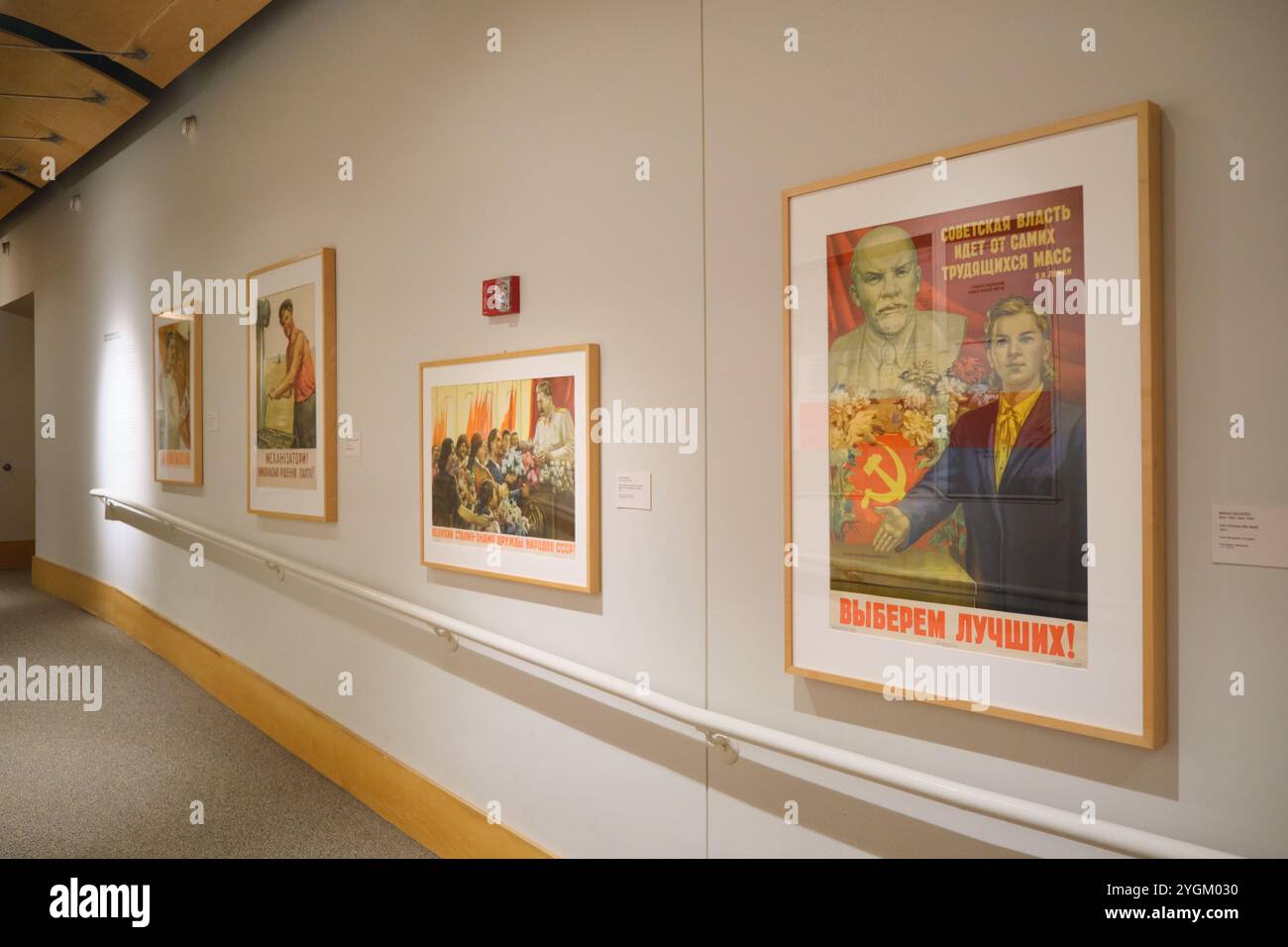 Quelques affiches de propagande soviétiques et russes classiques exposées. Au Zimmerli Art Museum de l'Université Rutgers dans le New Jersey. Banque D'Images