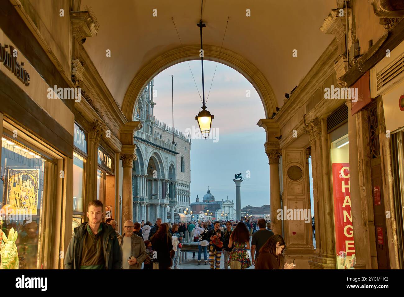 Venise, Italie;octobre,17,2024:la beauté architecturale de Venise, avec une ruelle étroite qui mène directement à la majestueuse place Marc. Banque D'Images Venise, Italie;octobre,17,2024:la beauté architecturale de Venise, avec une ruelle étroite qui mène directement à la majestueuse place Marc. Banque D'Images
