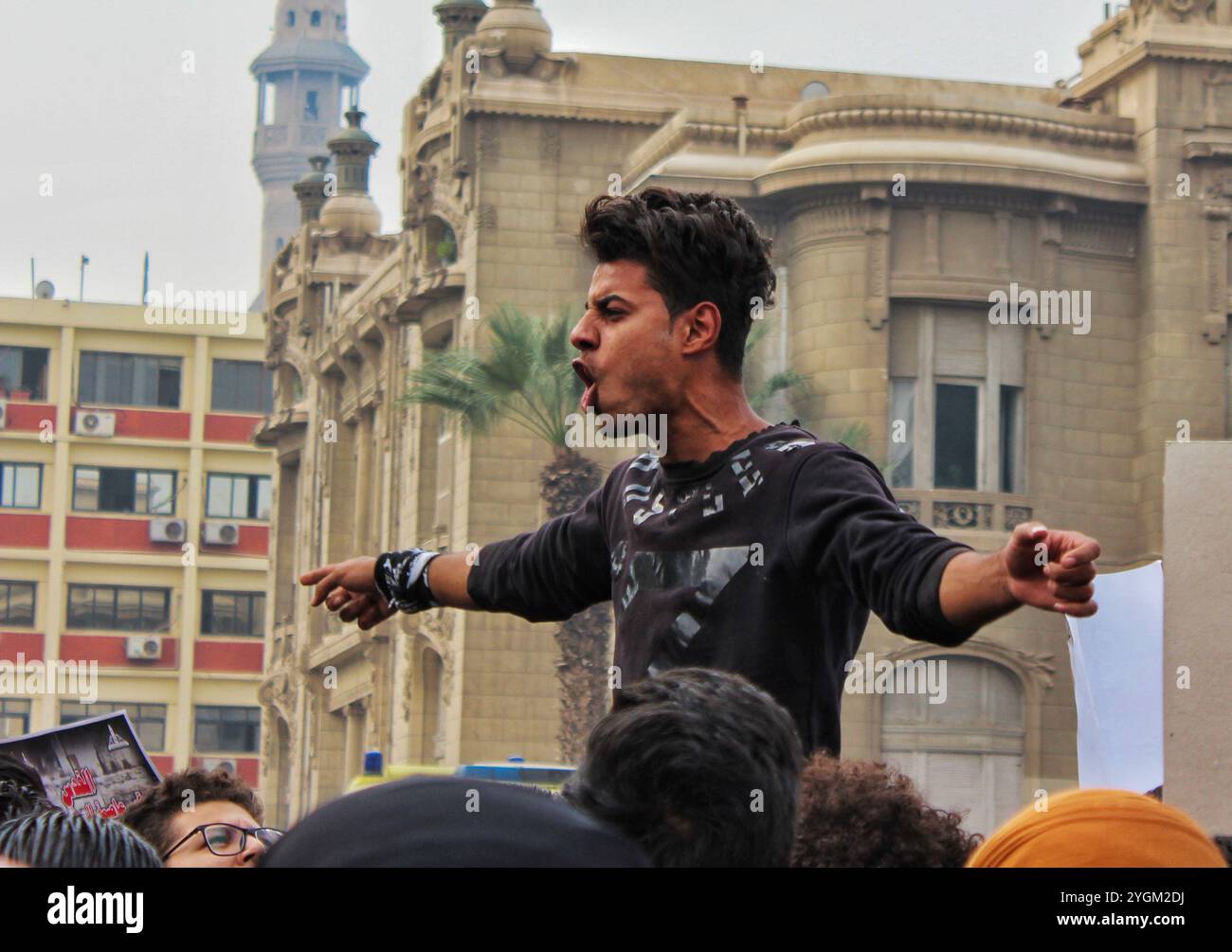 Les étudiants de l'Université Ain Shams au Caire organisent une manifestation devant leur campus universitaire contre l'annonce du président américain Trump&#8217;s concernant Jérusalem comme capitale israélienne. L’événement était présidé par le président de l’Université, Dr Abdel Wahab Ezzat, et un certain nombre de professeurs et d’employés de l’Université y ont assisté. Les participants ont tenu des banderoles palestiniennes en solidarité avec la cause palestinienne, et scandé contre la décision de Trump&#8217;s. L’annonce du président AMÉRICAIN Donald Trump&#8217;s de Jérusalem comme capitale d’Israël a déclenché beaucoup de condamnations et de protestations tant au moyen-Orient Banque D'Images