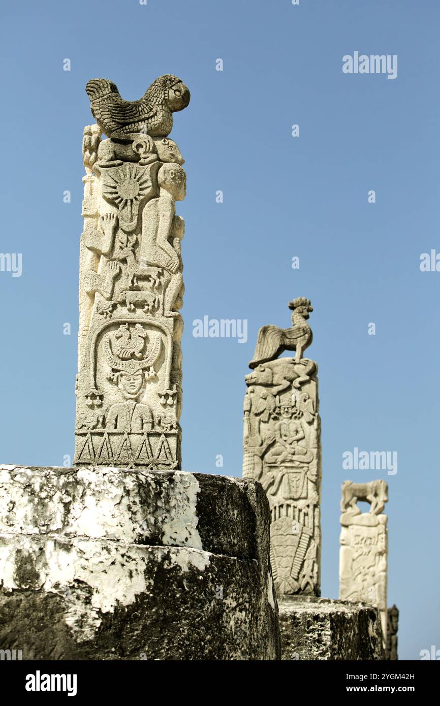 Sculptures sur totem dans un cimetière traditionnel du village traditionnel de Praiyawang à Rindi, à l'est de Sumba, à l'est de Nusa Tenggara, en Indonésie. Banque D'Images