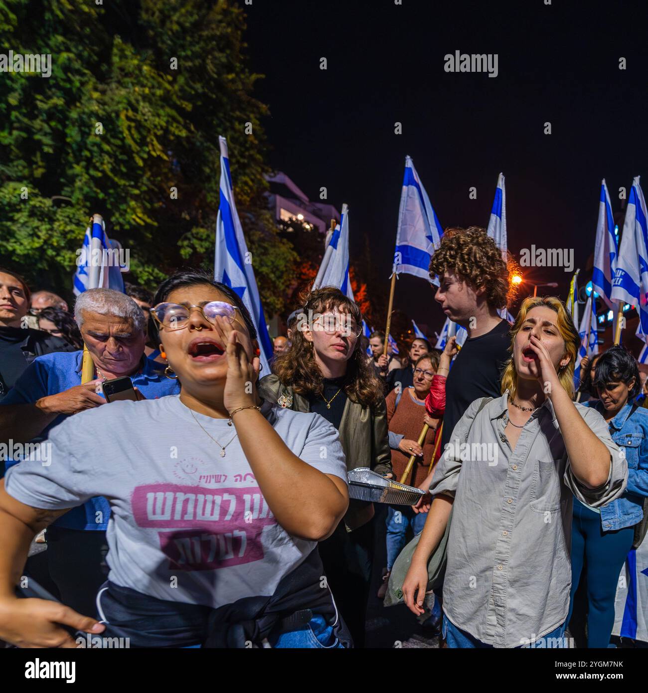 Haïfa, Israël - 05 novembre 2024 : les gens manifestent dans une nuit d'indignation, après que le premier ministre Netanyahou a licencié le ministre de la Défense Gallant. Haïfa, Israël Banque D'Images