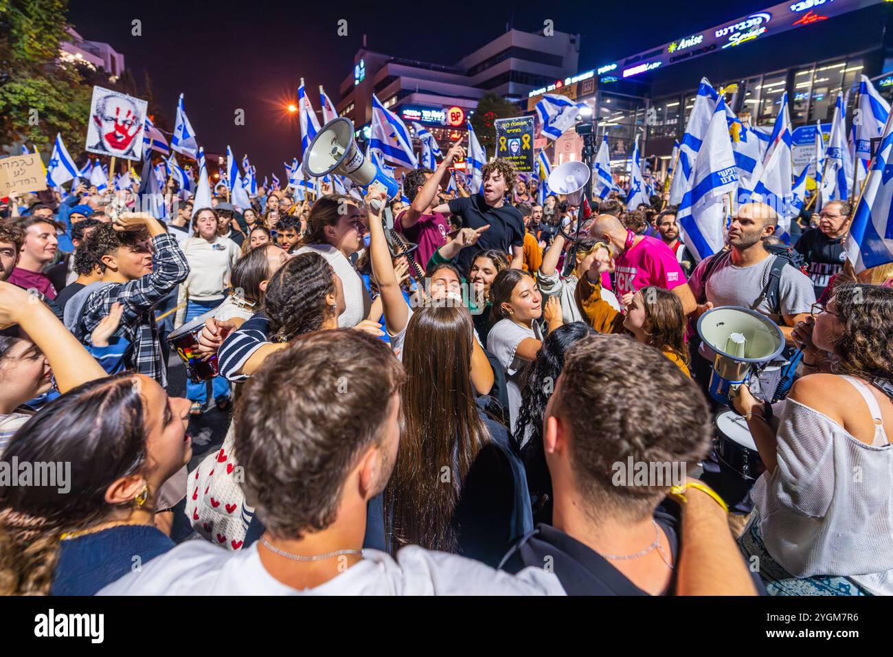 Haïfa, Israël - 05 novembre 2024 : les gens manifestent dans une nuit d'indignation, après que le premier ministre Netanyahou a licencié le ministre de la Défense Gallant. Haïfa, Israël Banque D'Images