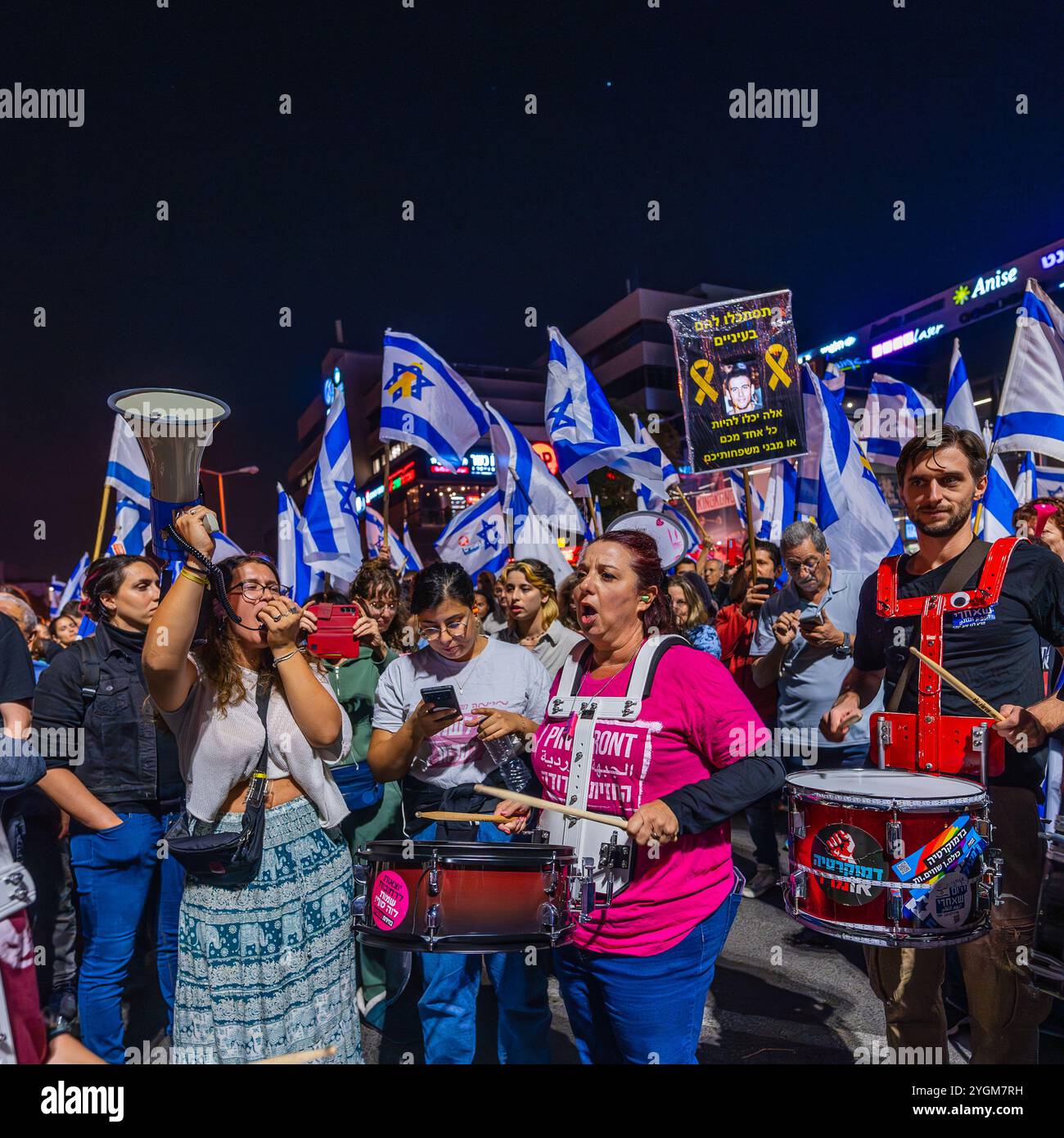 Haïfa, Israël - 05 novembre 2024 : les gens manifestent dans une nuit d'indignation, après que le premier ministre Netanyahou a licencié le ministre de la Défense Gallant. Haïfa, Israël Banque D'Images