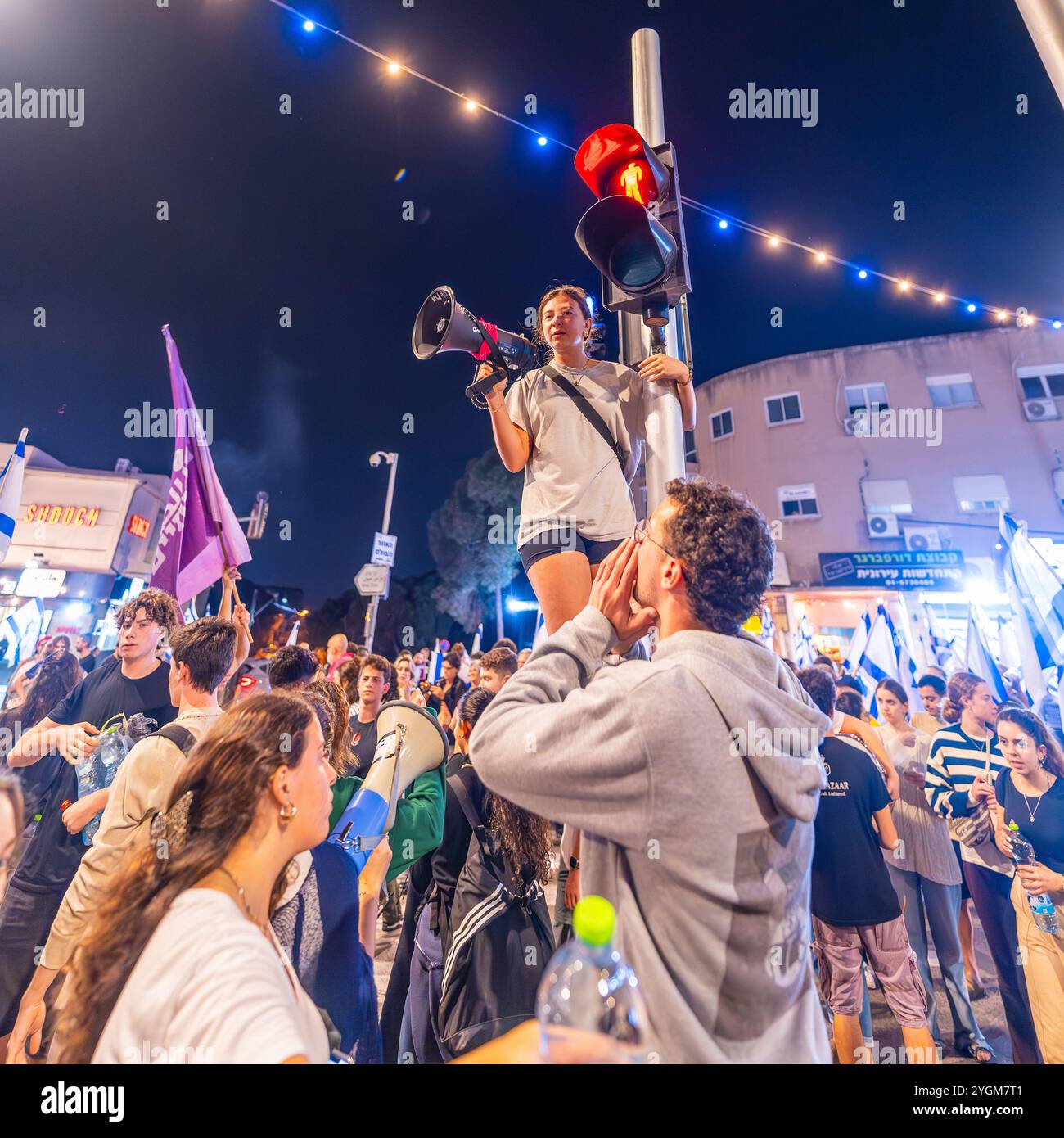 Haïfa, Israël - 05 novembre 2024 : les gens manifestent dans une nuit d'indignation, après que le premier ministre Netanyahou a licencié le ministre de la Défense Gallant. Haïfa, Israël Banque D'Images