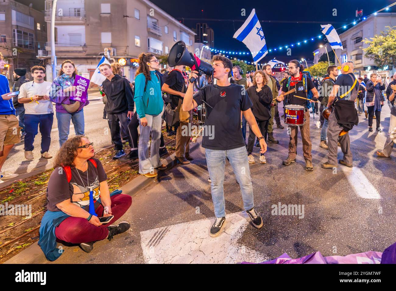 Haïfa, Israël - 05 novembre 2024 : les gens manifestent dans une nuit d'indignation, après que le premier ministre Netanyahou a licencié le ministre de la Défense Gallant. Haïfa, Israël Banque D'Images