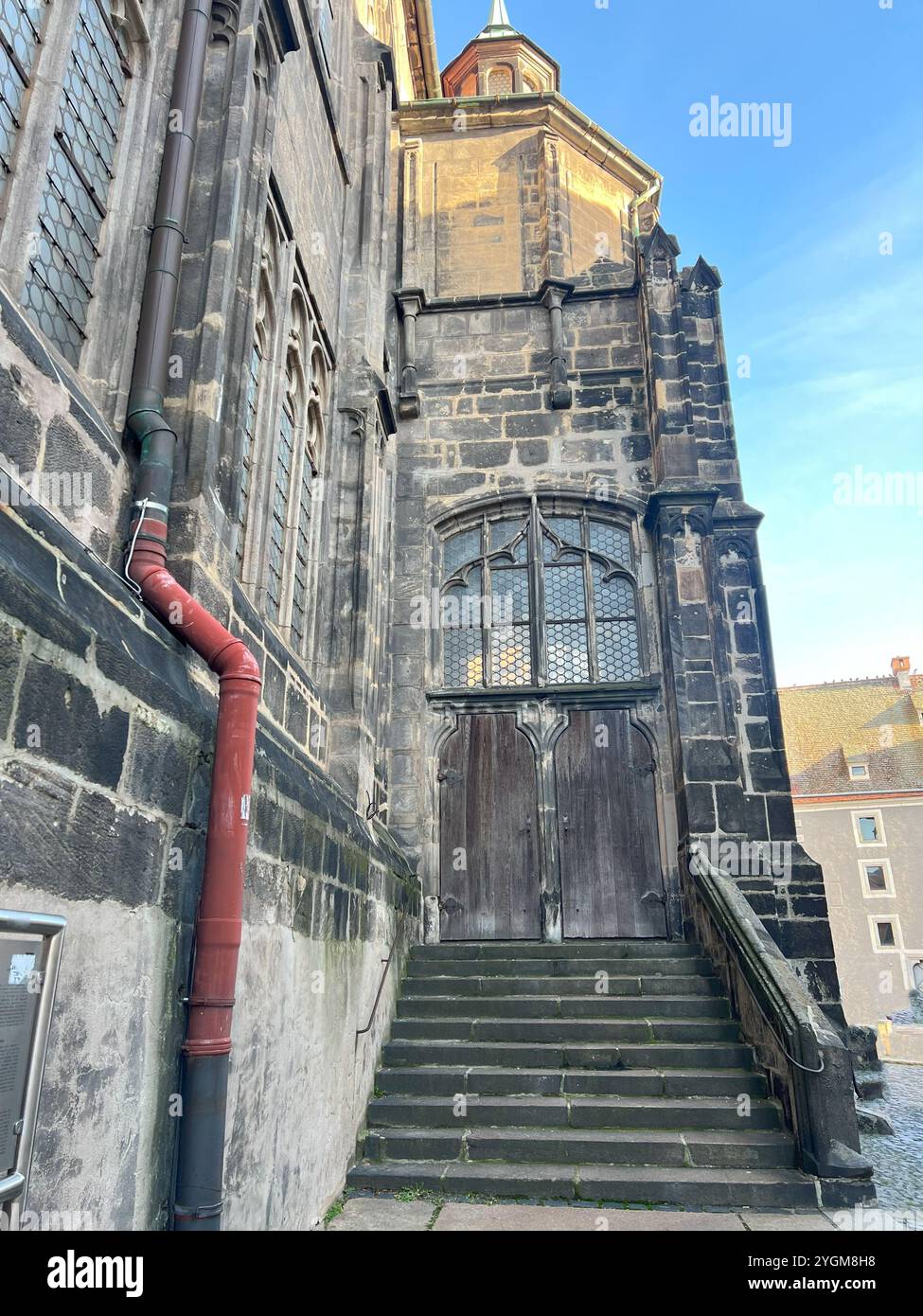 La Pfarrkirche préparée Peter und Paul à Görlitz est une église majestueuse, réputée pour son architecture gothique et ses flèches imposantes, qui se présente comme une ville historique Banque D'Images