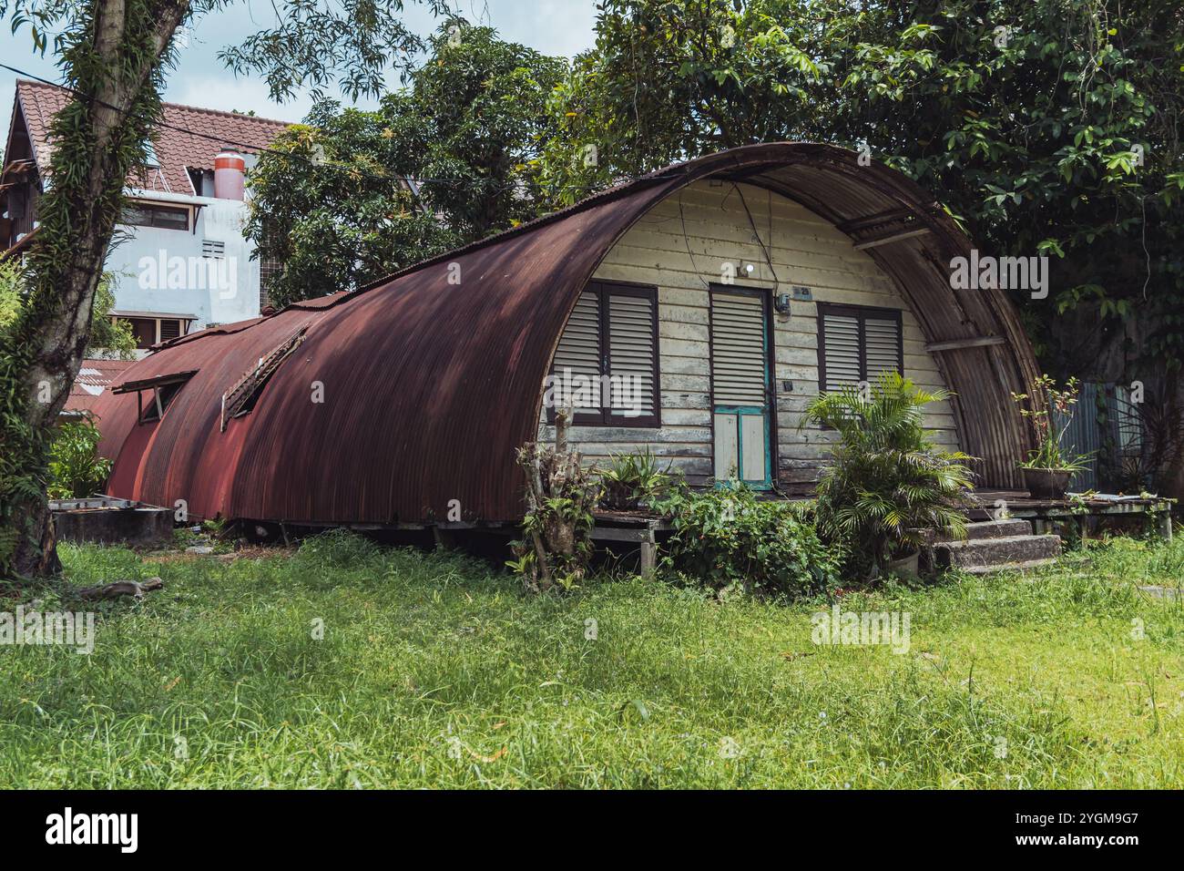 Maison semi-circulaire unique et souvent appelée une maison de tambour, 2 novembre 2024, ville de Balikpapan, Kalimantan oriental, Indonésie Banque D'Images