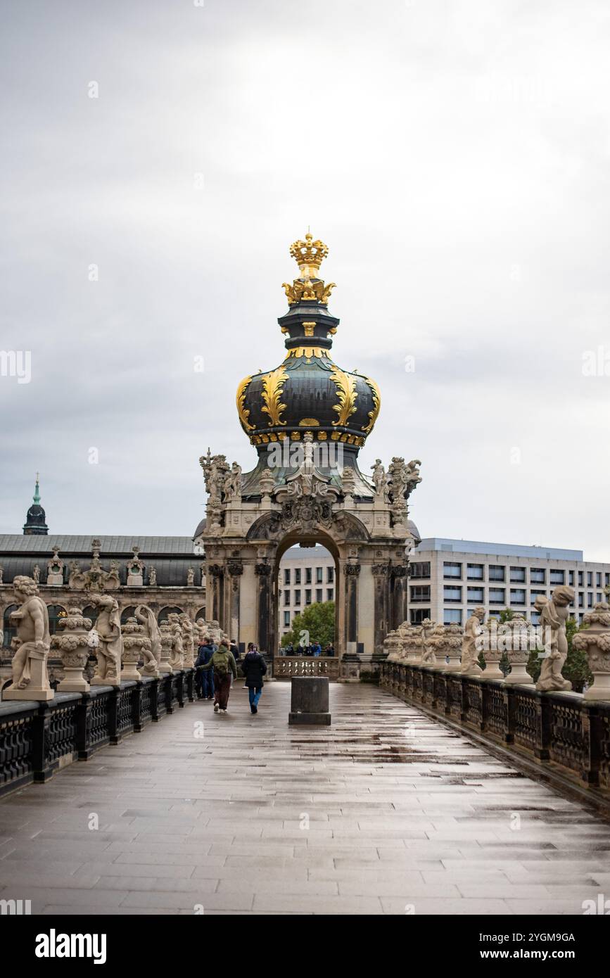 Le Zwinger à Dresde est un magnifique palais baroque, connu pour ses magnifiques jardins, ses pavillons ornés et sa riche histoire culturelle et architecturale Banque D'Images