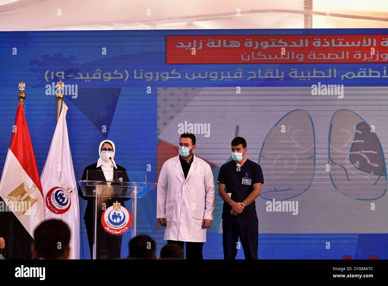 Ismailia, Égypte. 24 janvier 2021. Une conférence de presse est organisée à l’hôpital Abu Khalifa, dans la ville d’Ismailia, dans le nord-est du pays, pour annoncer le lancement d’un important programme de vaccination en Égypte, principalement avec le vaccin Sinopharm, fabriqué en Chine. La priorité a été donnée aux travailleurs de la santé dans 40 hôpitaux qui isolent et traitent les patients atteints de COVID-19 à travers le pays. Selon les autorités égyptiennes, l'Égypte a également passé un contrat pour acheter des millions de doses des vaccins Pfizer/BioNTech et AstraZeneca Banque D'Images