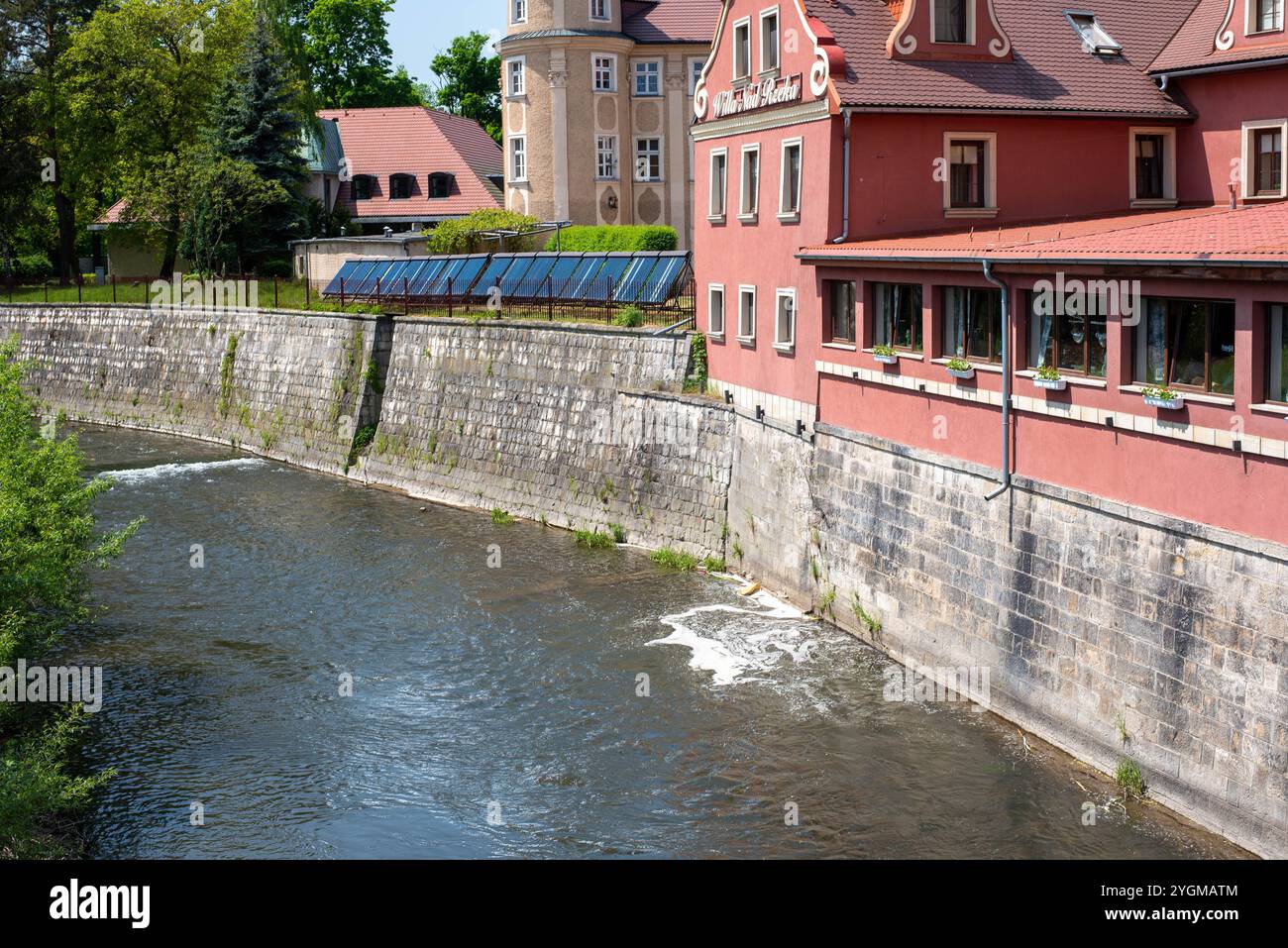 Canaux d'eau de la rivière Nysa à Klodzko, Pologne, qui coule autour de la ville historique, avec des vues panoramiques sur les ponts médiévaux et l'architecture charmante Banque D'Images