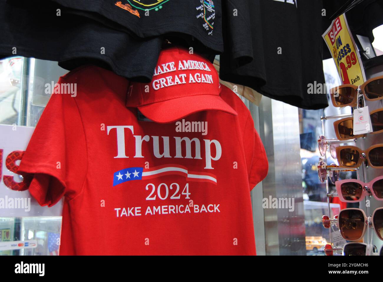 New York City, New York, États-Unis - 07 novembre 2024 : vêtements politiques en vente autour de Times Square pendant la saison des élections présidentielles 2024. Banque D'Images