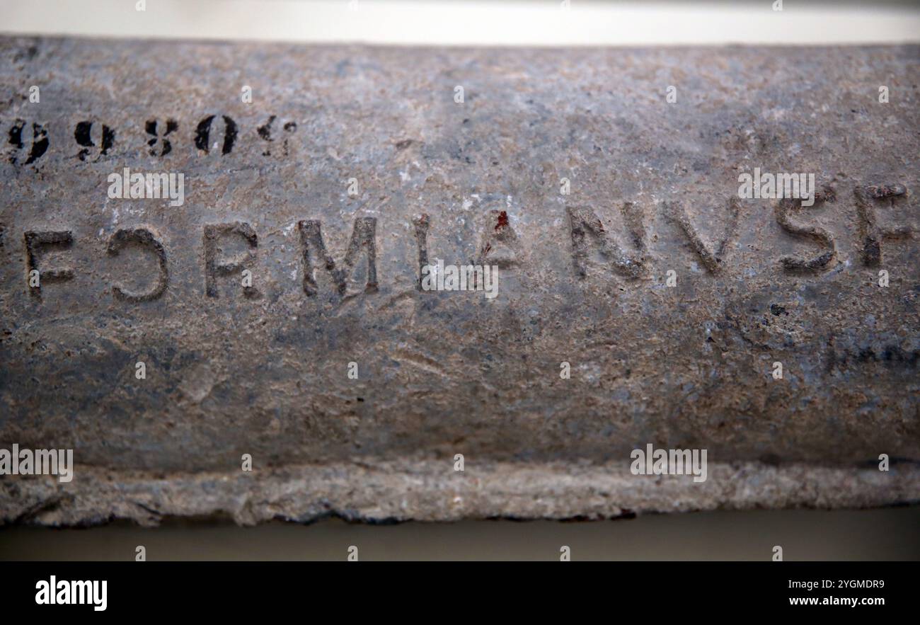 Tuyau d'eau avec inscription latine. Italie. Musée national romain (Thermes de Dioclétien). Rome. Italie. Banque D'Images