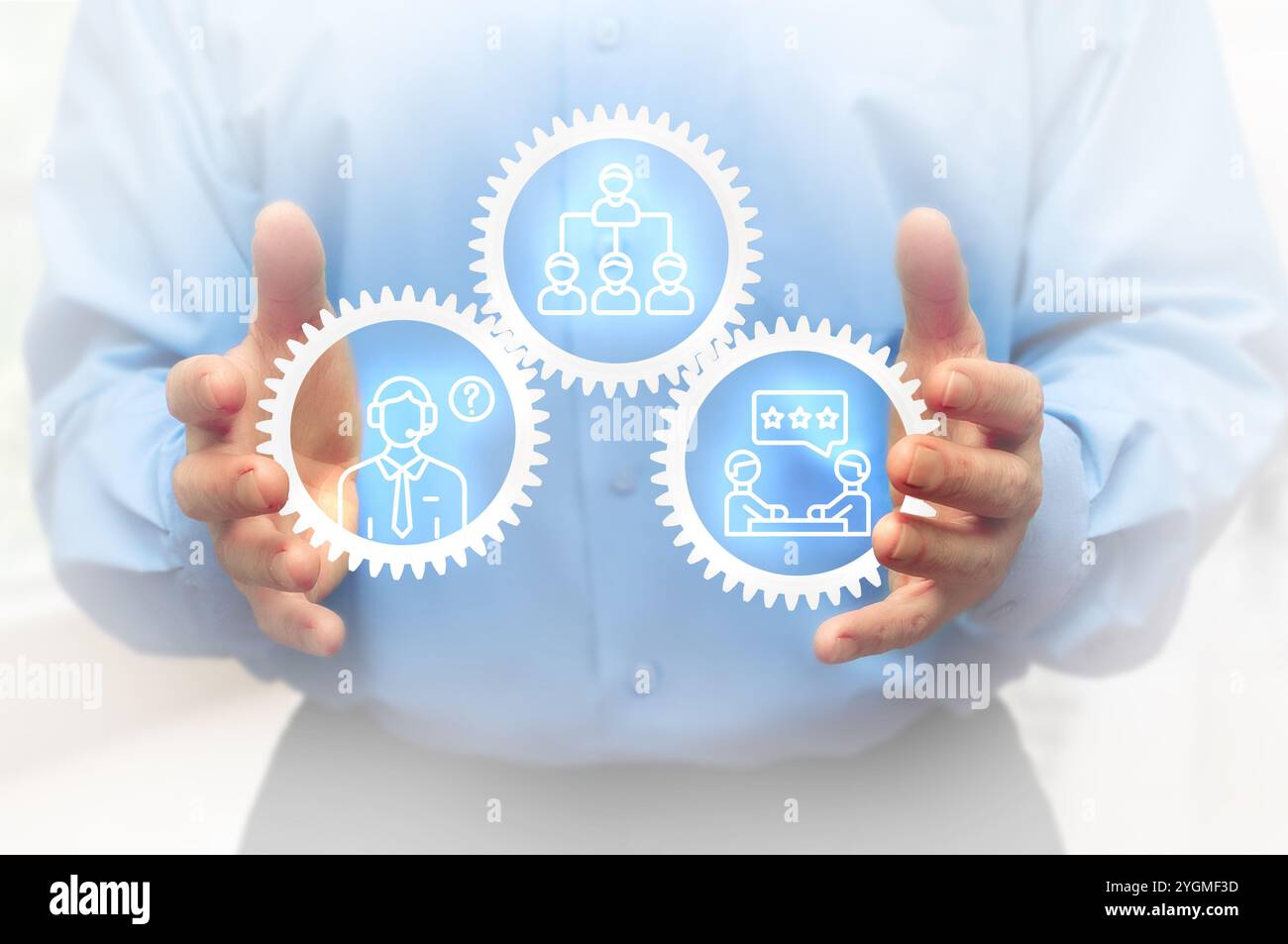 Illustration d'un professionnel en chemise bleue interagissant avec des engrenages virtuels symbolisant le support client, les commentaires et le travail d'équipe Banque D'Images