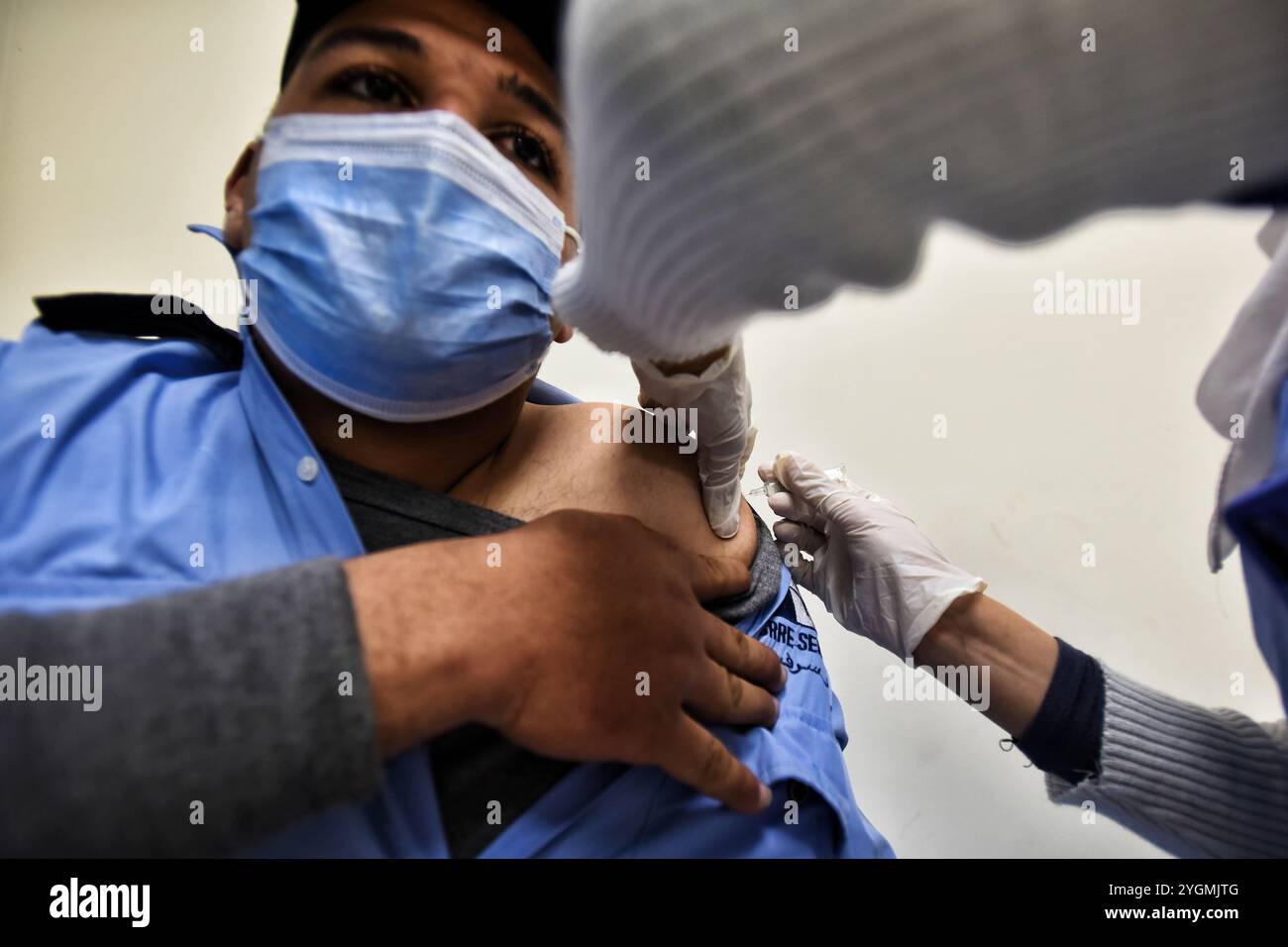 Ismailia, Égypte. 24 janvier 2021. Le personnel médical reçoit le vaccin Sinopharm COVID-19 fabriqué en Chine à l’hôpital Abu Khalifa, dans la ville égyptienne d’Ismailia, dans le nord-est du pays. La campagne de vaccination a commencé dans le pays en ciblant les premiers travailleurs de la santé dans 40 hôpitaux qui isolent et traitent les patients COVID-19 à travers le pays. Selon les autorités égyptiennes, l'Égypte a également passé un contrat pour acheter des millions de doses des vaccins Pfizer/BioNTech et AstraZeneca Banque D'Images