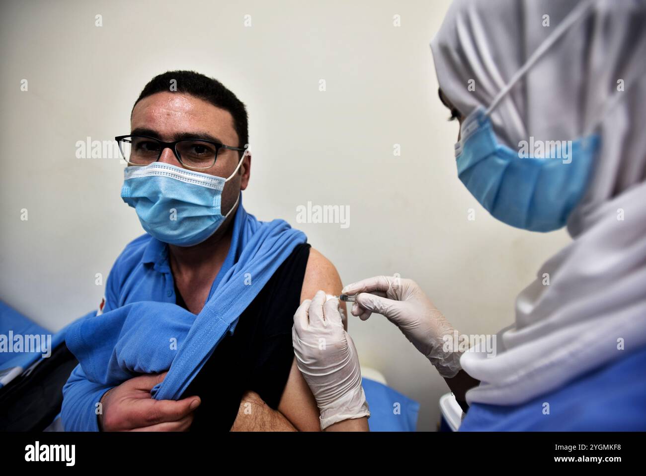 Ismailia, Égypte. 24 janvier 2021. Le personnel médical reçoit le vaccin Sinopharm COVID-19 fabriqué en Chine à l’hôpital Abu Khalifa, dans la ville égyptienne d’Ismailia, dans le nord-est du pays. La campagne de vaccination a commencé dans le pays en ciblant les premiers travailleurs de la santé dans 40 hôpitaux qui isolent et traitent les patients COVID-19 à travers le pays. Selon les autorités égyptiennes, l'Égypte a également passé un contrat pour acheter des millions de doses des vaccins Pfizer/BioNTech et AstraZeneca Banque D'Images