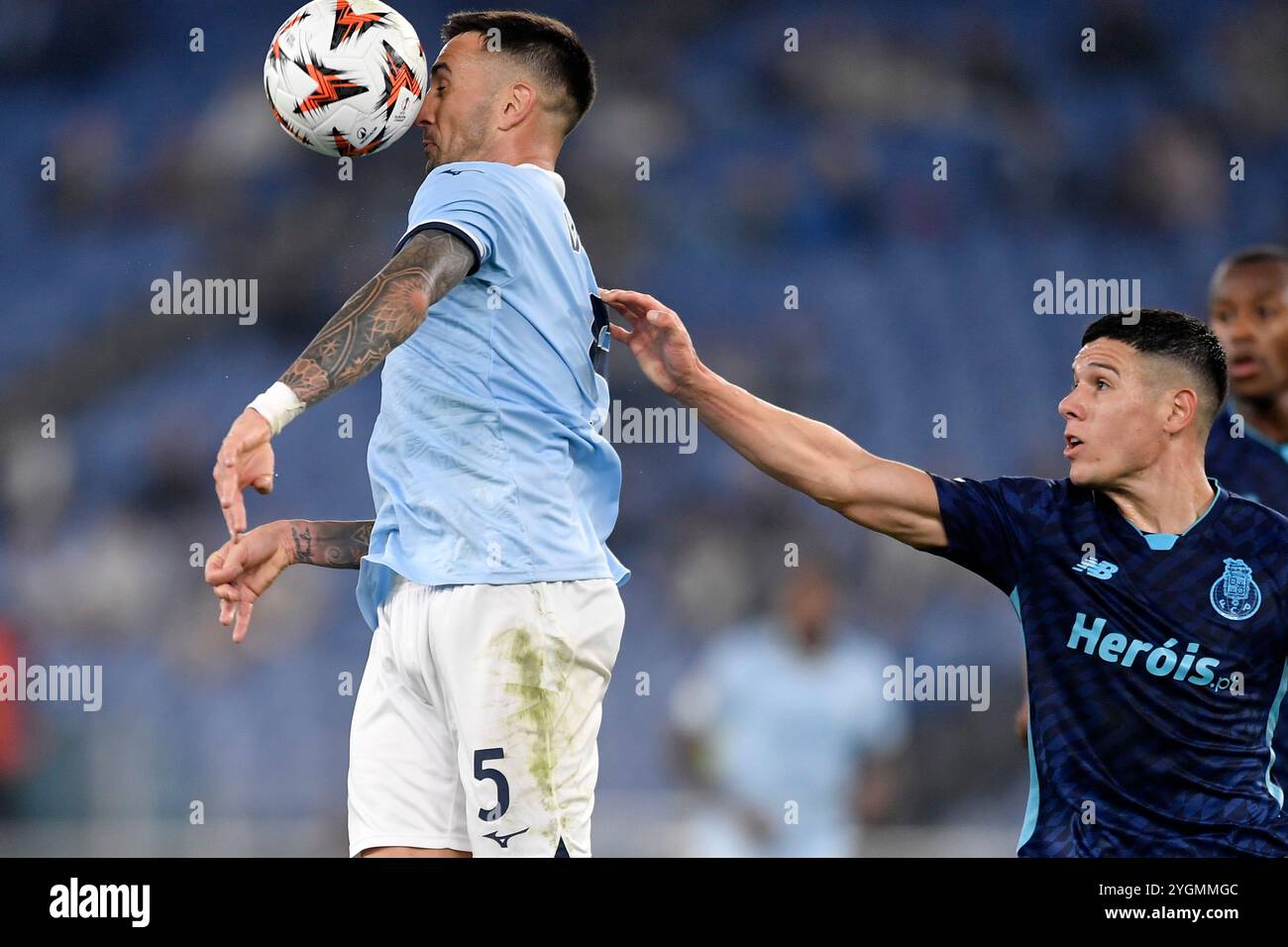 Rome, Italie. 07 novembre 2024. Matias Vecino du SS Lazio et Fran Navarro du FC Porto lors du match de football de la Ligue Europa entre le SS Lazio et le FC Porto au stade Olimpico à Rome (Italie), le 7 novembre 2024. Crédit : Insidefoto di andrea staccioli/Alamy Live News Banque D'Images