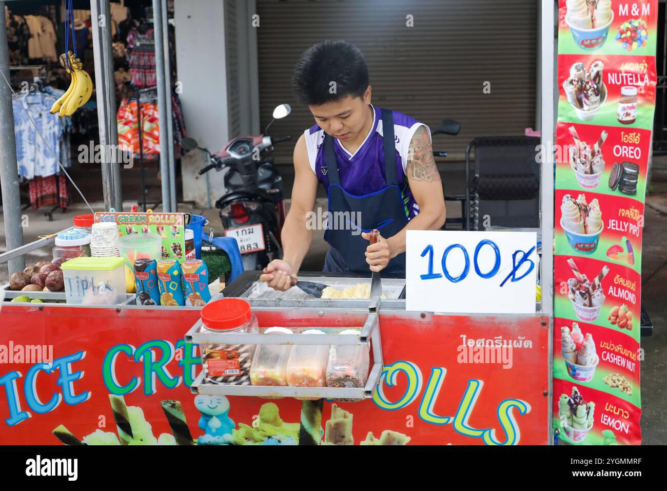 Thai Guy fait de la glace à la mangue dans la rue Banque D'Images