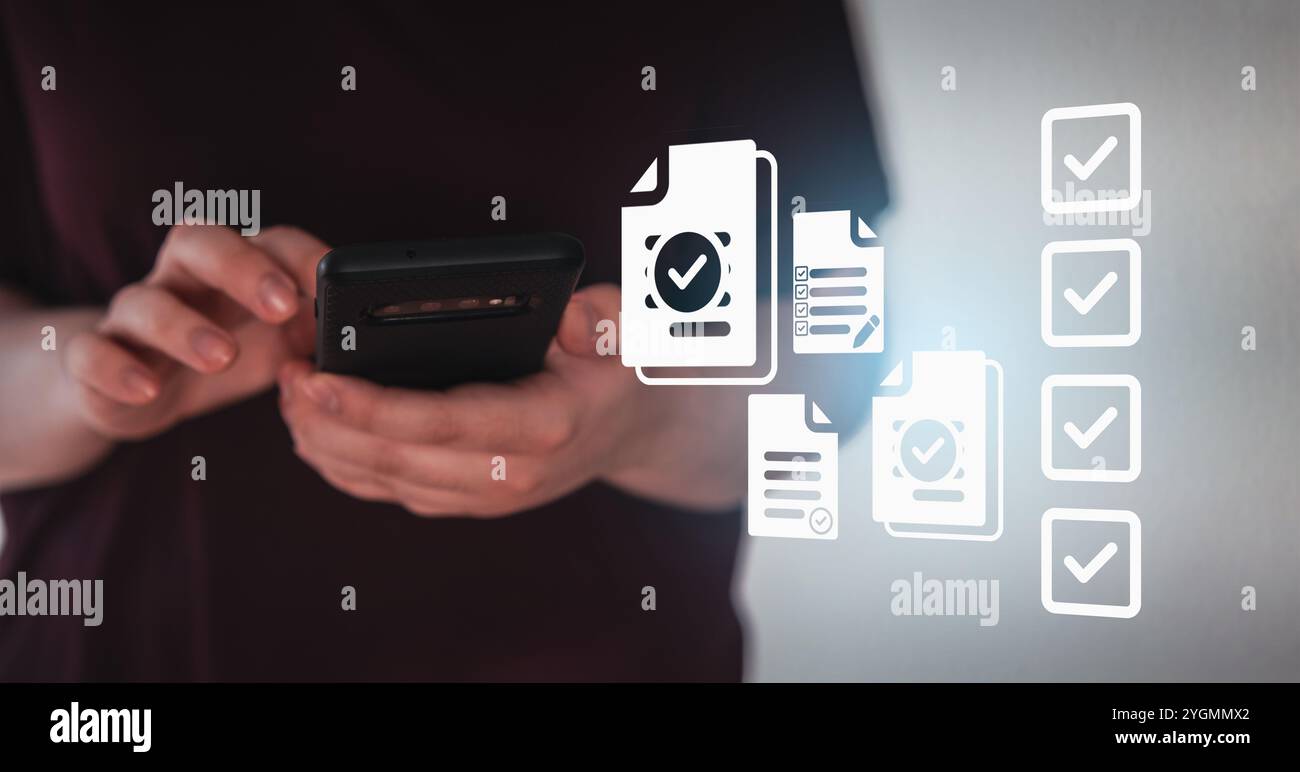 Femme d'affaires utiliser smartphone pour les évaluations en ligne et les formulaires d'emploi. Concept de sélection du personnel. Système de gestion des ressources humaines. Banque D'Images