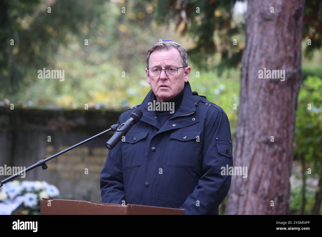 Erfurt, Allemagne. 08 novembre 2024. Bodo Ramelow (Parti de gauche), ministre-président de Thuringe, prend la parole au cimetière juif lors d'une cérémonie commémorative pour marquer l'anniversaire de la nuit du pogrom de 1938. Crédit : Bodo Schackow/dpa/Alamy Live News Banque D'Images