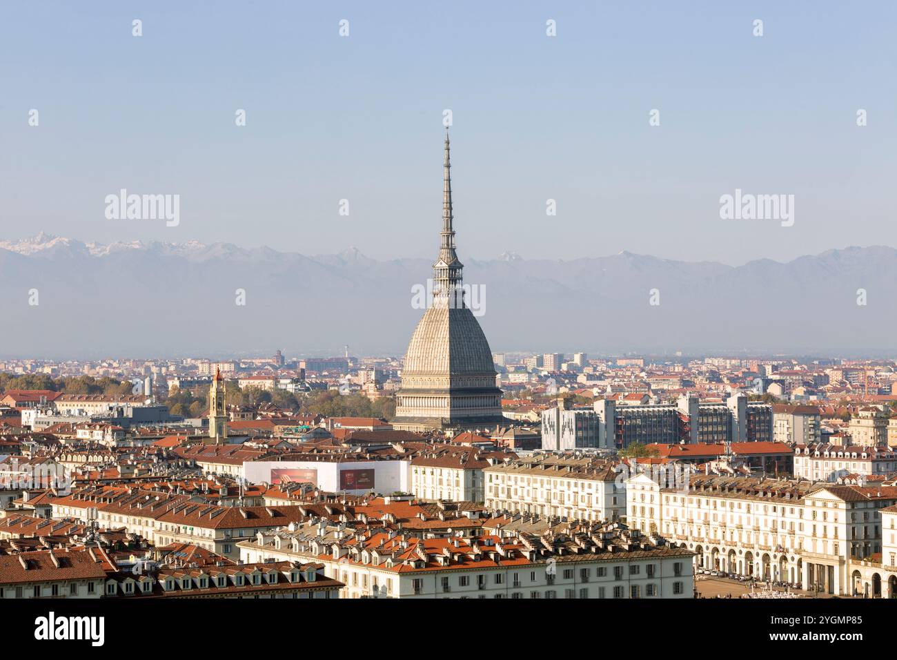 La Mole Antonelliana aerial vue panoramique, une étape importante dans la construction de la ville de Turin, région du Piémont de l'Italie Banque D'Images