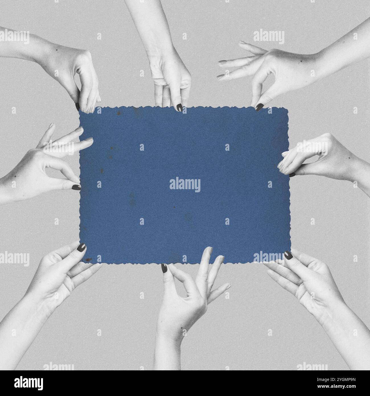 Illustration de collage abstrait de plusieurs mains de femme tenant une carte bleue à bords arrachés sur un fond gris. Grunge, bruit, effet grain appliqué. Rétro Banque D'Images