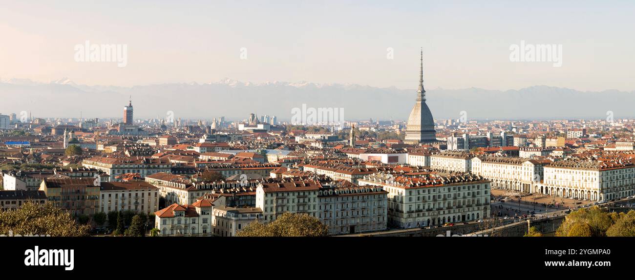 La Mole Antonelliana aerial vue panoramique, une étape importante dans la construction de la ville de Turin, région du Piémont de l'Italie Banque D'Images