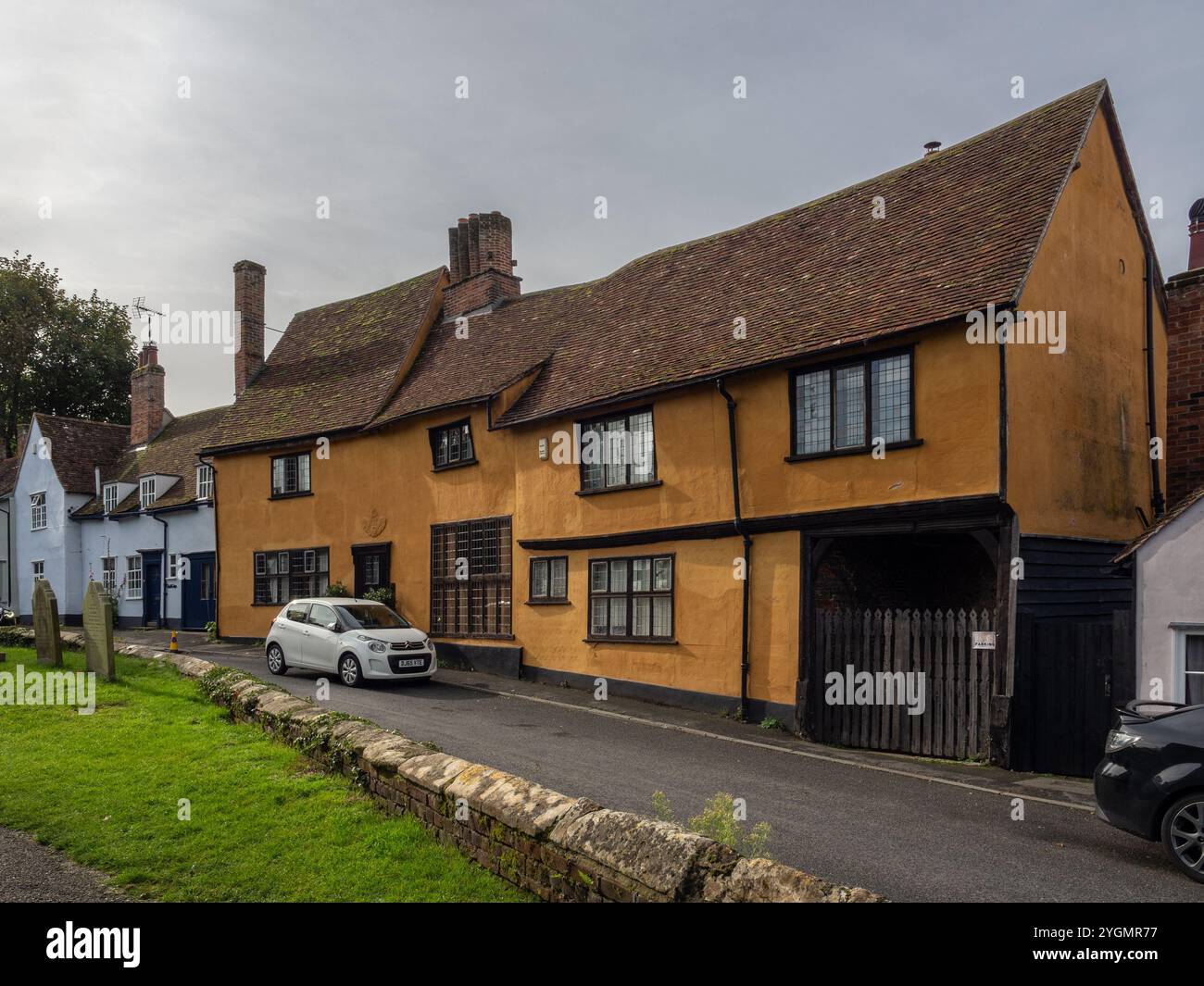 Pittoresque vieux chalet, avec une finition rendue et peinte, dans le village de Boxford, Suffolk, Royaume-Uni Banque D'Images