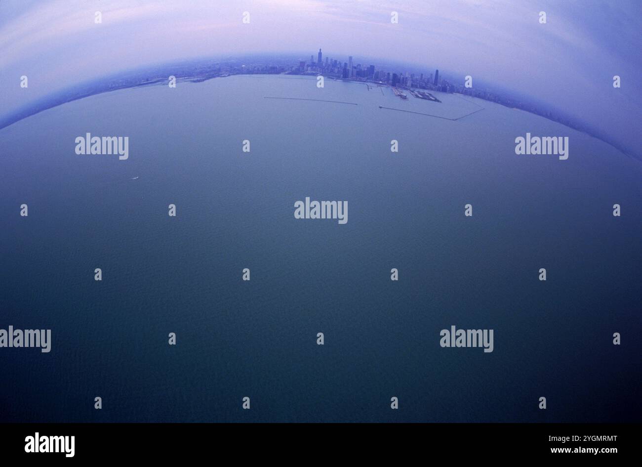 Antennes fisheye du lac Michigan et de la skyline de Chicago. Banque D'Images