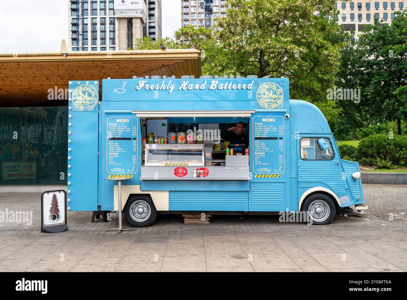 Londres, Royaume-Uni - 6 juin 2023 : une camionnette mobile Fish and Chip stationnée sur la rive sud de Londres. Service de restauration de rue populaire et traditionnel dans cet al culturel Banque D'Images