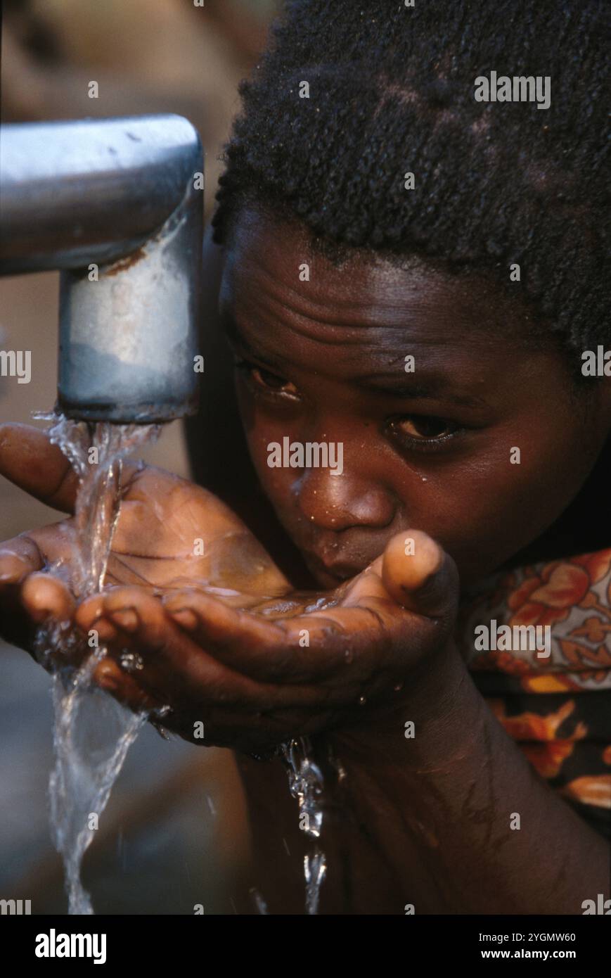SOTI Sotiar boire de l'eau potable d'un puits de robinet près de Jinka, Ethiopie. Seulement 12 % des Éthiopiens ruraux ont accès à l'eau potable. Banque D'Images