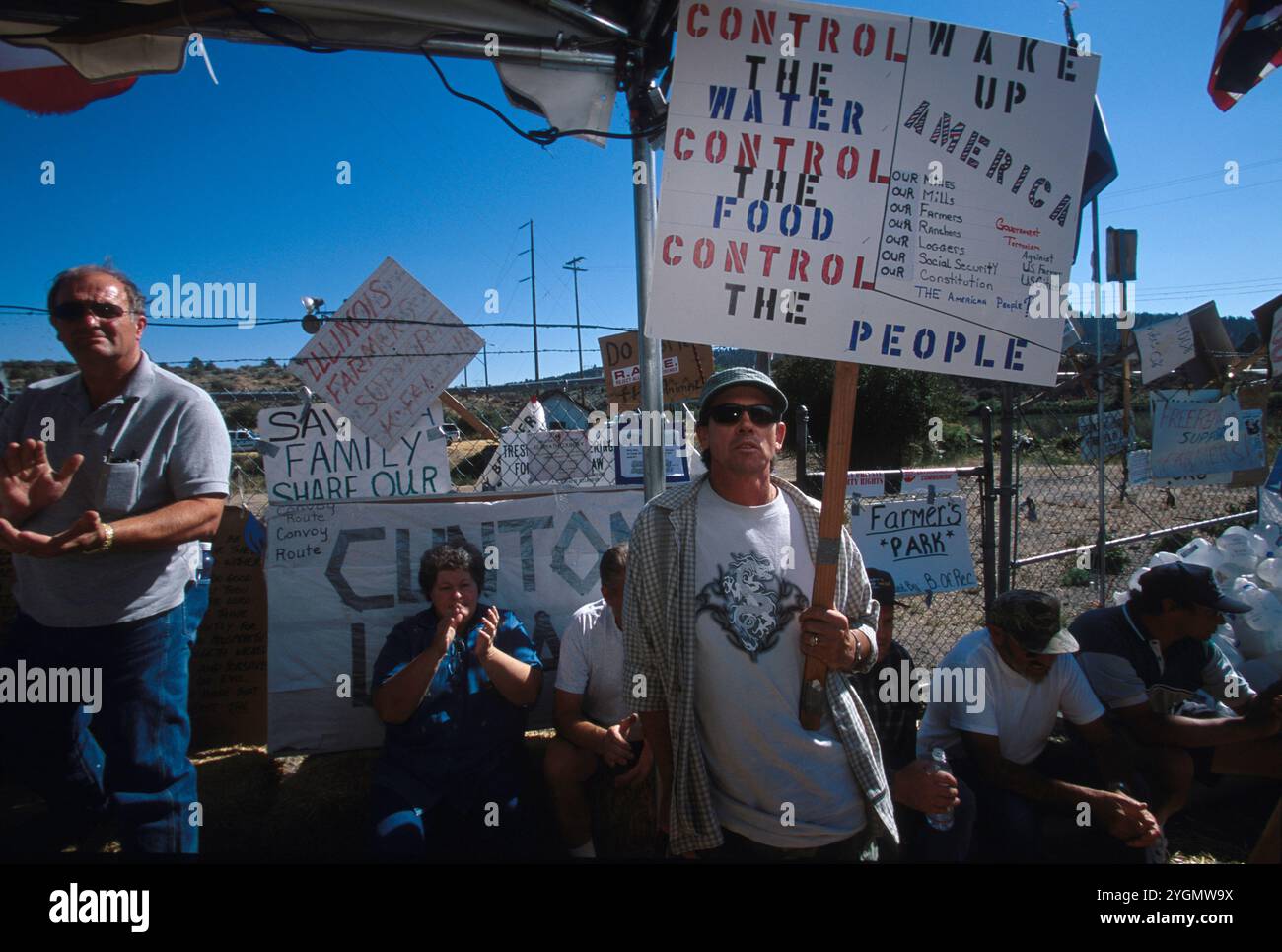 Réunion de protestation des agriculteurs et de leurs partisans au camp Headgate à Klamath Falls, OREGON. Les agriculteurs ont assisté à une réunion et ont ensuite confronté le Bureau des gardes de récupération à th Banque D'Images