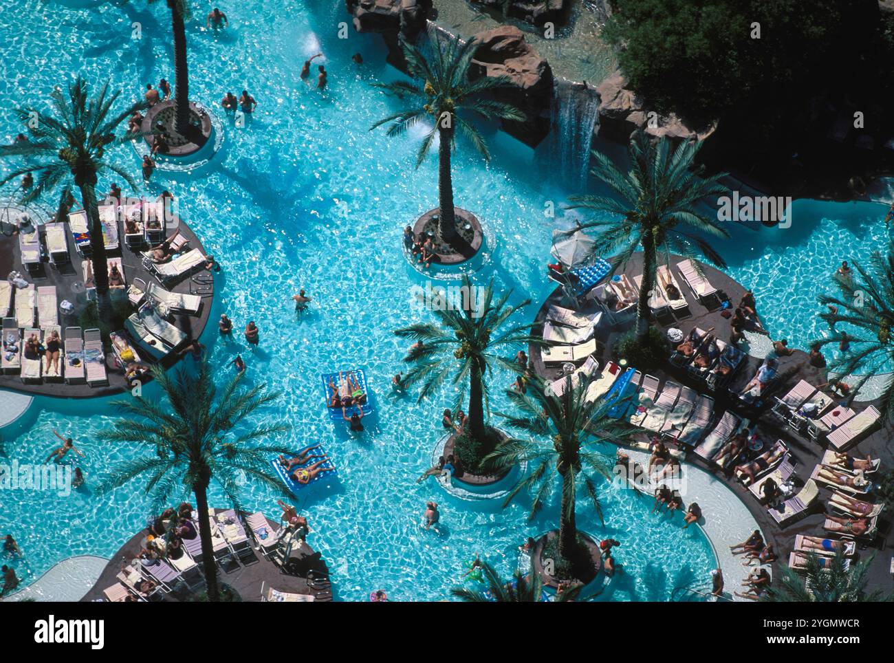 Vue aérienne d'une piscine d'hôtel le long du Las Vegas NV Strip. Banque D'Images