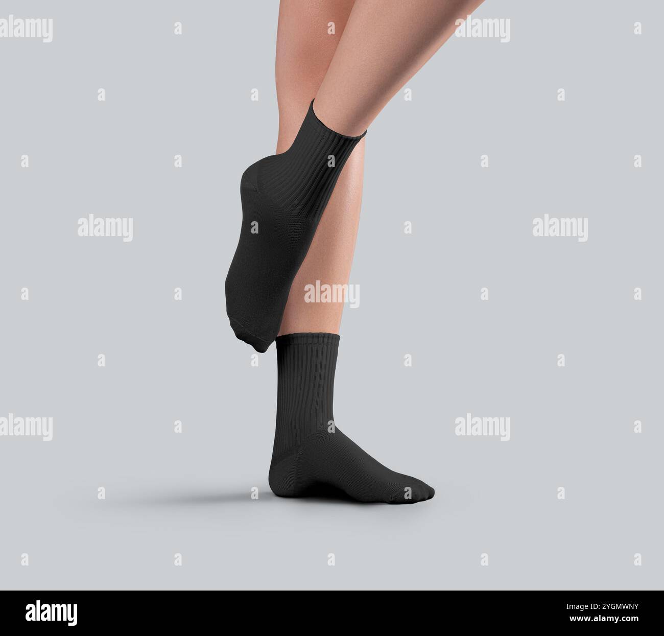 Modèle de guêtres moyennes noires sur jambes féminines minces, vue de côté, cheville tendue, isolé sur fond. Maquette de chaussettes moyennes avec élasti texturé Banque D'Images