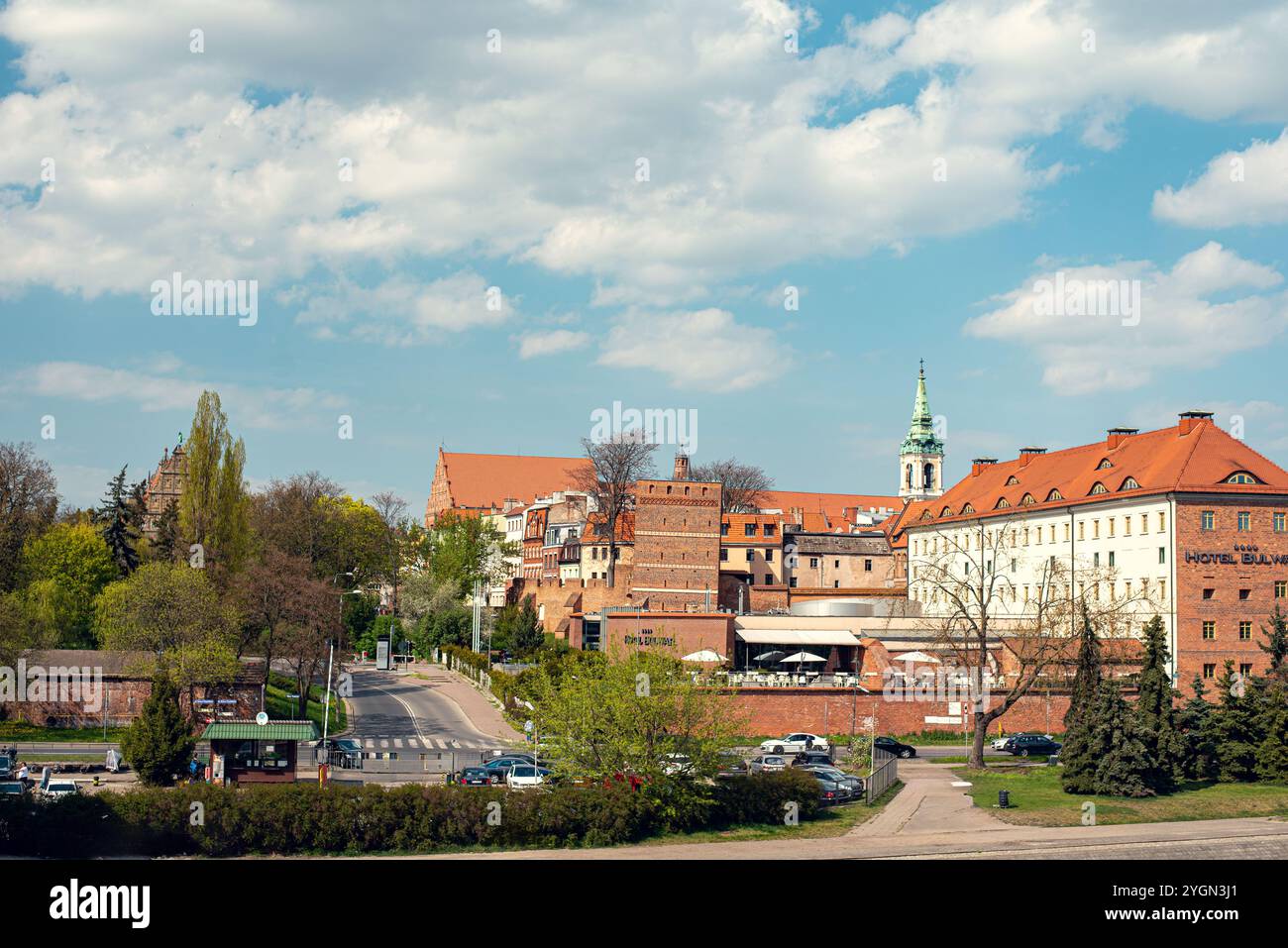 Vue panoramique sur la ville de Toruń, en Pologne, depuis un pont, mettant en valeur l'architecture historique de la ville et la beauté des berges Banque D'Images