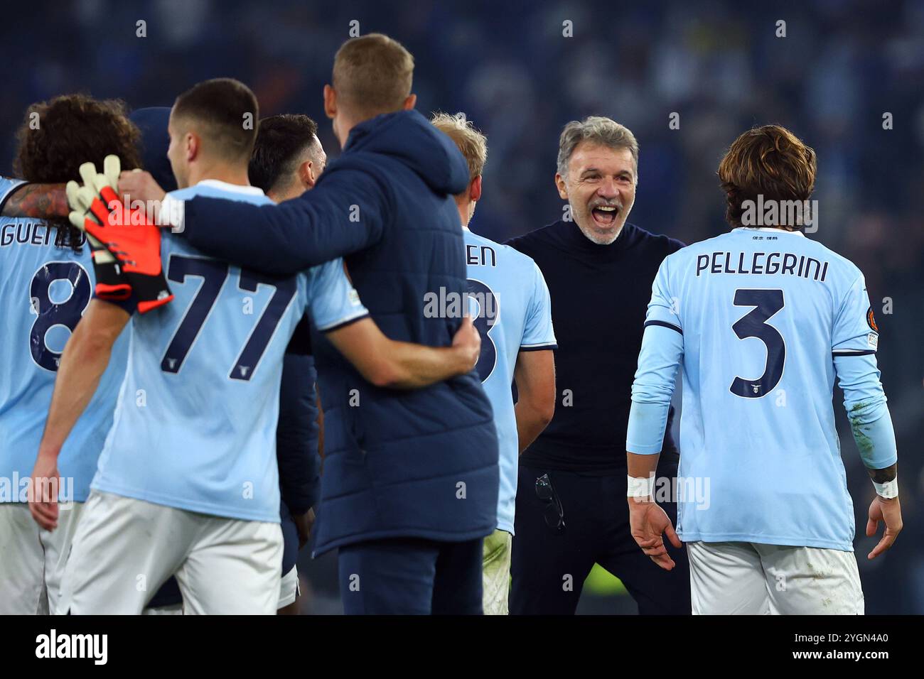 Rome, Italie. 7 novembre 2024. Les joueurs du Latium et l'entraîneur-chef Marco Baroni célèbrent la victoire à la fin de l'UEFA Europa League, phase de ligue, Banque D'Images