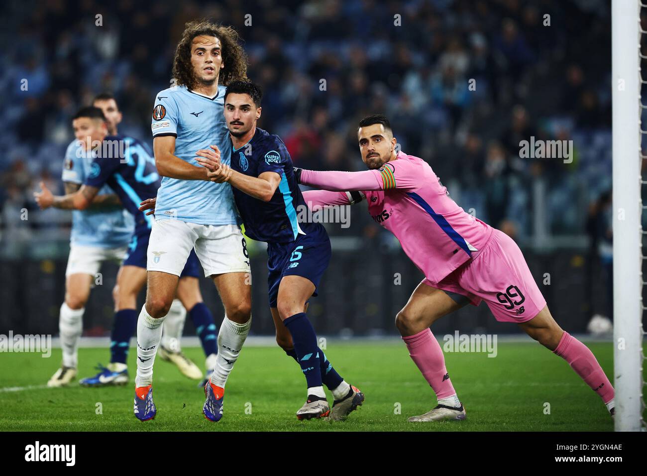 Rome, Italie. 7 novembre 2024. Matteo Guendouzi du Latium, Stephen Eustaquio et le gardien de but de Porto Diogo Costa se battent pour le ballon lors de l'UEFA eu Banque D'Images