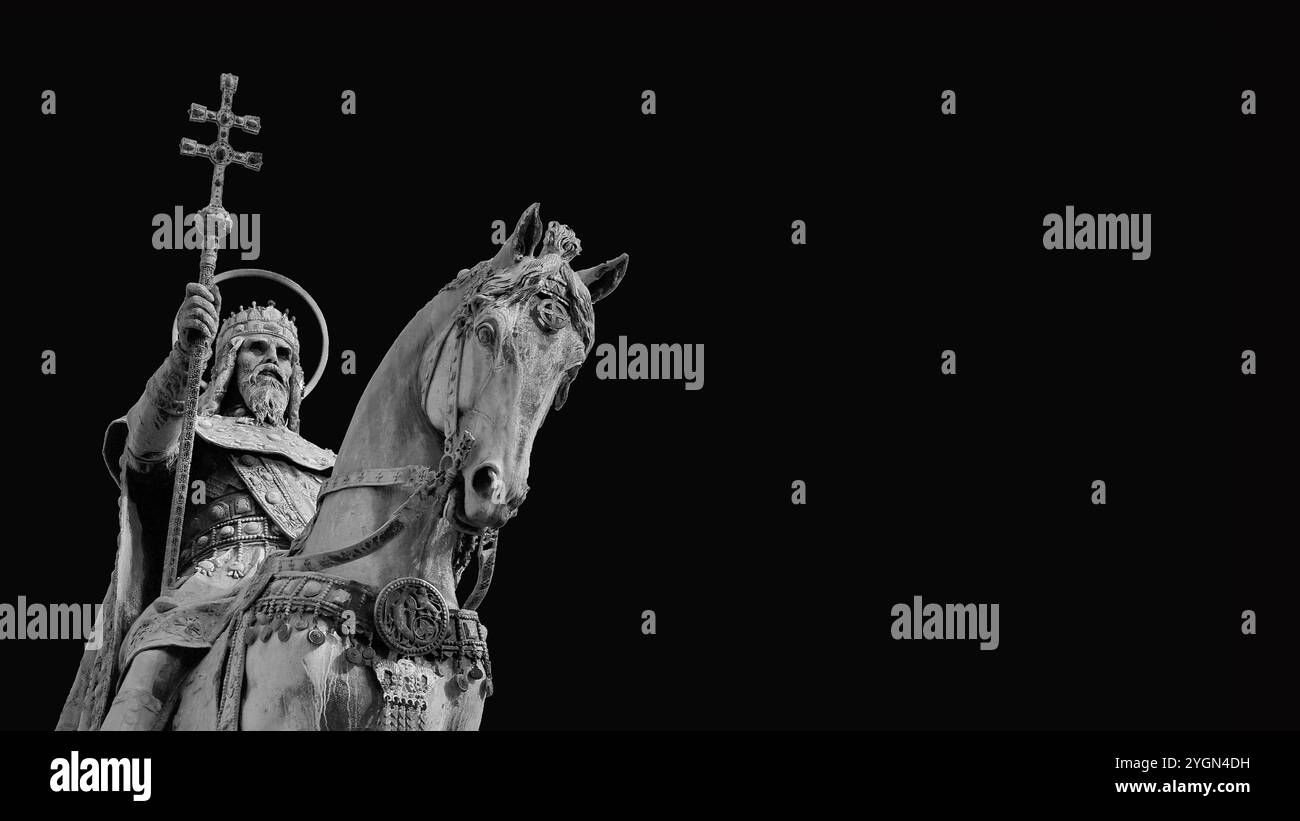 Statue équestre en bronze de Saint Étienne, roi de Hongrie, érigée en 1906 sur la place du Bastion des pêcheurs, à Budapest (noir et blanc avec copie spac Banque D'Images