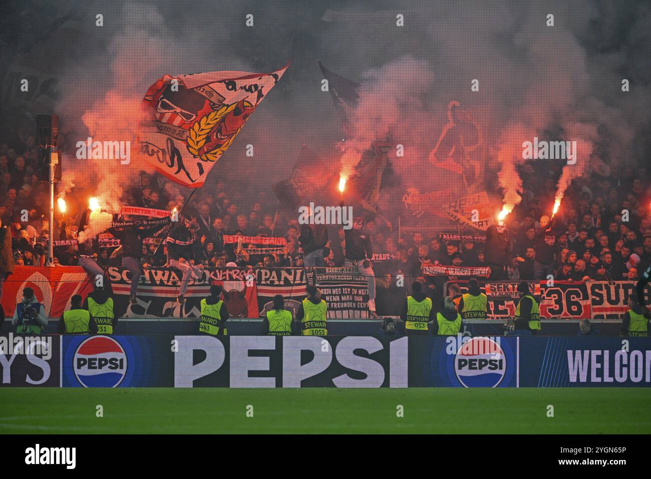 Bengalos, pyrotechnie, pyrotechnie, feux d'artifice, Cannstatter Kurve, bloc ventilateur, atmosphérique, menaçant, logo, PEPSI, Ligue des champions, MHPArena, MHP Arena St. Banque D'Images