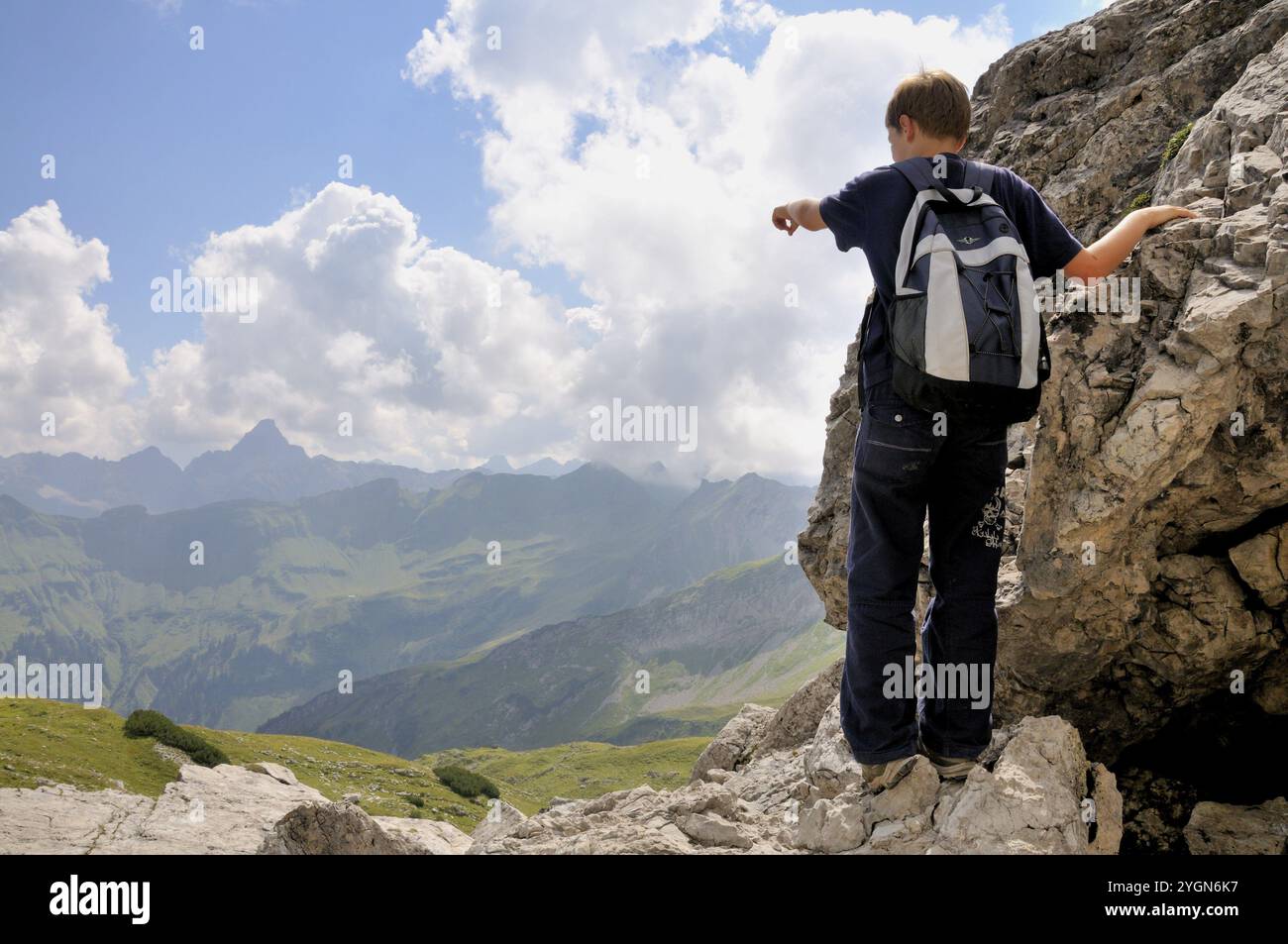 Garçon de dix ans randonnée, Nebelhorn, Alpes Allgaeu, Bavière, Allemagne, Europe Banque D'Images