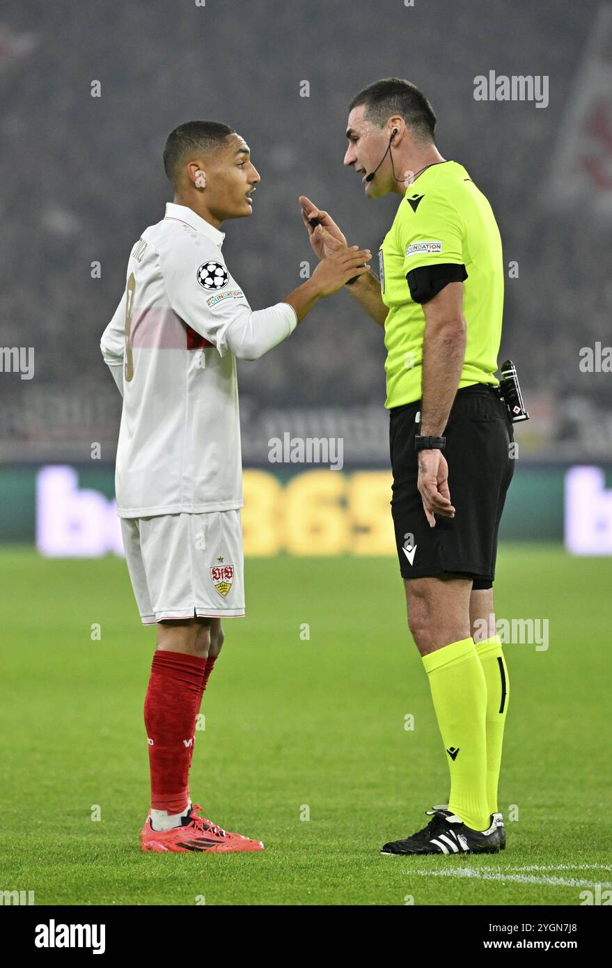 Arbitre arbitre Rade Obrenovic (SVN) geste dans la conversation discussion avec Enzo Millot VfB Stuttgart (08) Ligue des champions, MHPArena, MHP AR Banque D'Images Arbitre arbitre Rade Obrenovic (SVN) geste dans la conversation discussion avec Enzo Millot VfB Stuttgart (08) Ligue des champions, MHPArena, MHP AR Banque D'Images