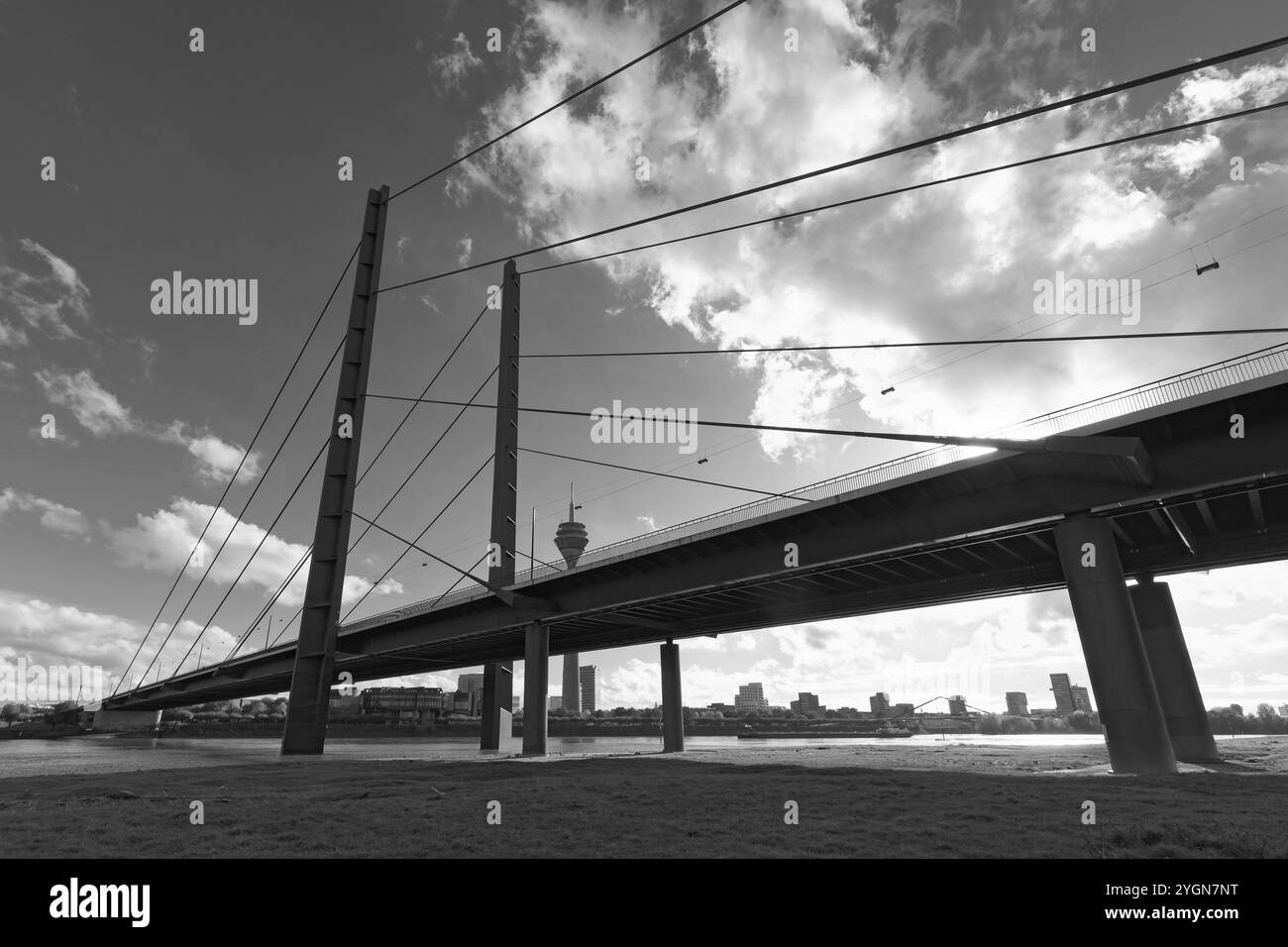 Pont de Rheinknie, pont à haubans de 1969, Duesseldorf, Rhénanie du Nord-Westphalie, Allemagne, Europe Banque D'Images