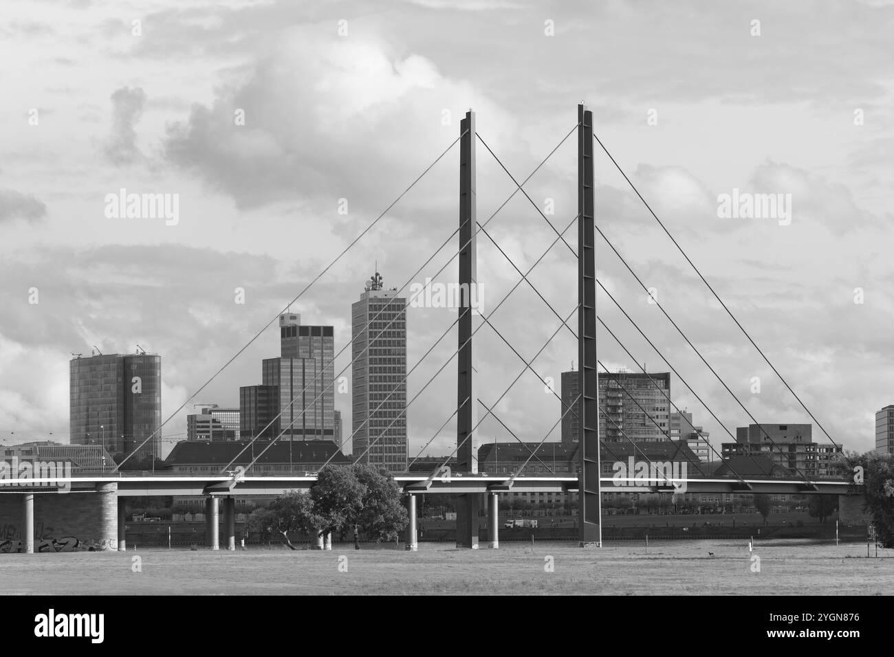 Pont genou du Rhin et horizon, pont à haubans de 1969, Duesseldorf, Rhénanie du Nord-Westphalie, Allemagne, Europe Banque D'Images