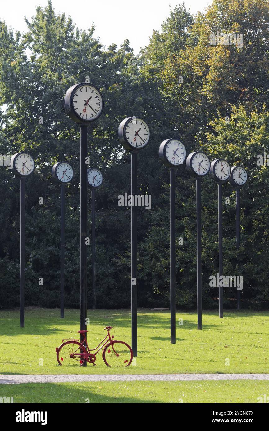 Horloges de gare avec temps synchronisé, installation artistique Zeitfeld de Klaus Rinke dans le Volksgarten Duesseldorf, Rhénanie du Nord-Westphalie, Allemagne, Europ Banque D'Images