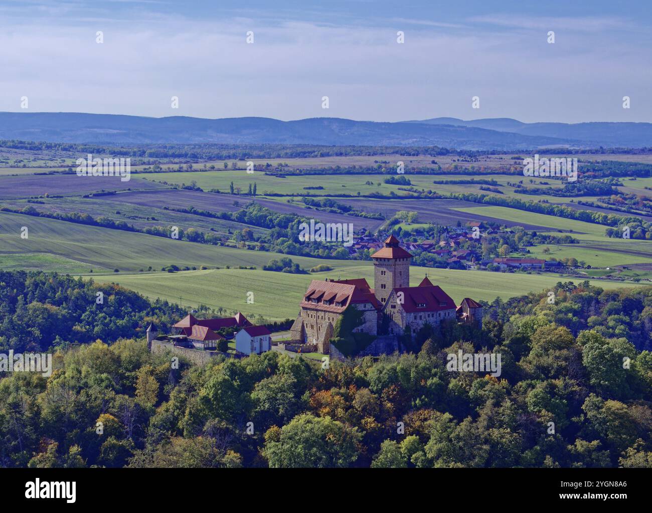 Le château de Veste Wachsenburg, au sommet d'une colline, est un château médiéval appartenant au Drei Gleichen. Photo aérienne. Holzhausen, district de Wachsenburg, Thuri Banque D'Images