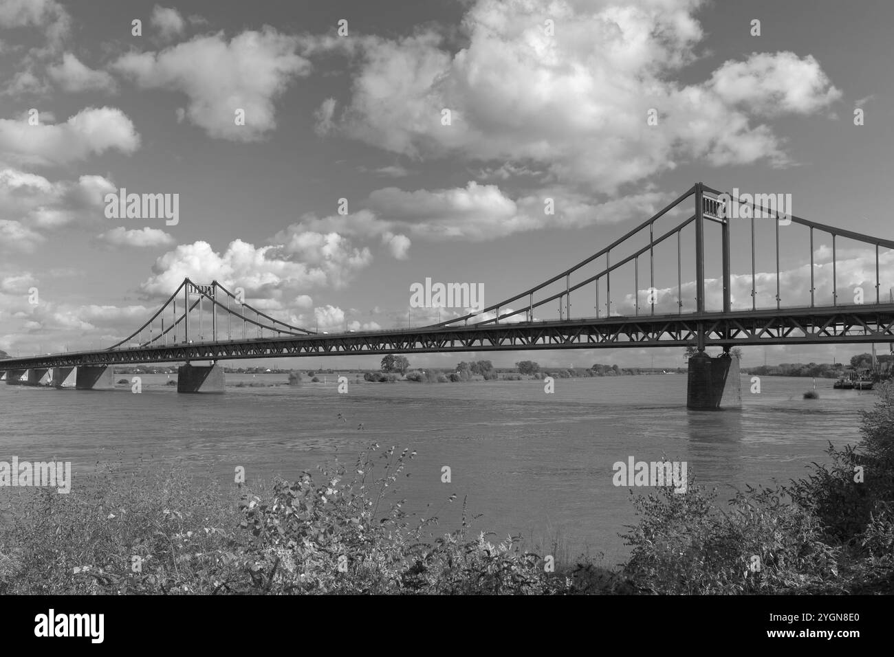 Pont de Krefeld-Uerdingen, pont du Rhin de Krefeld, pont ferroviaire 1936, Krefeld, Rhénanie du Nord-Westphalie, Allemagne, Europe Banque D'Images