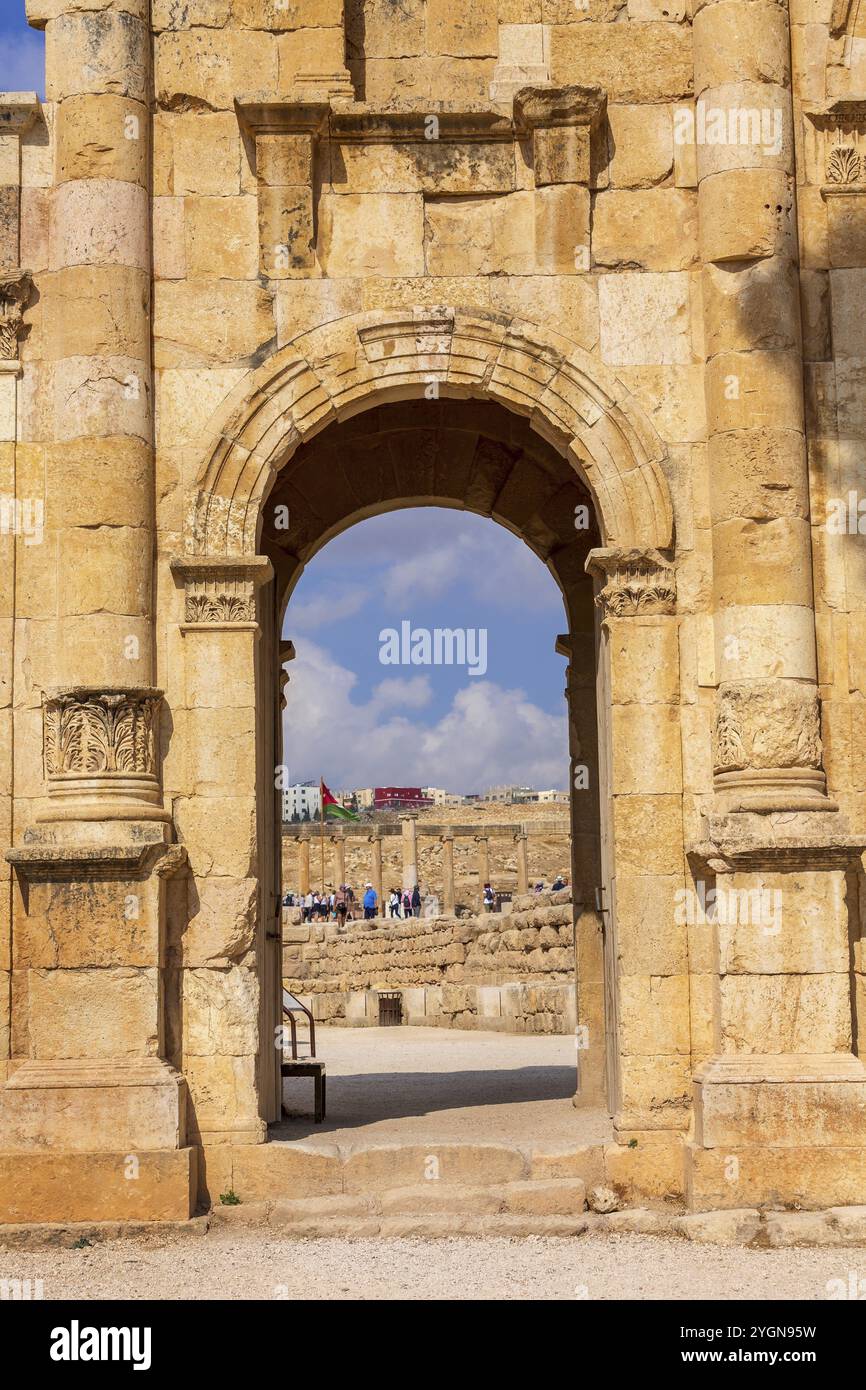 Jerash, Jordanie, 7 novembre 2022 : arc de l'hippodrome romain sur le site archéologique, ruines de l'ancienne Gerasa, Asie Banque D'Images