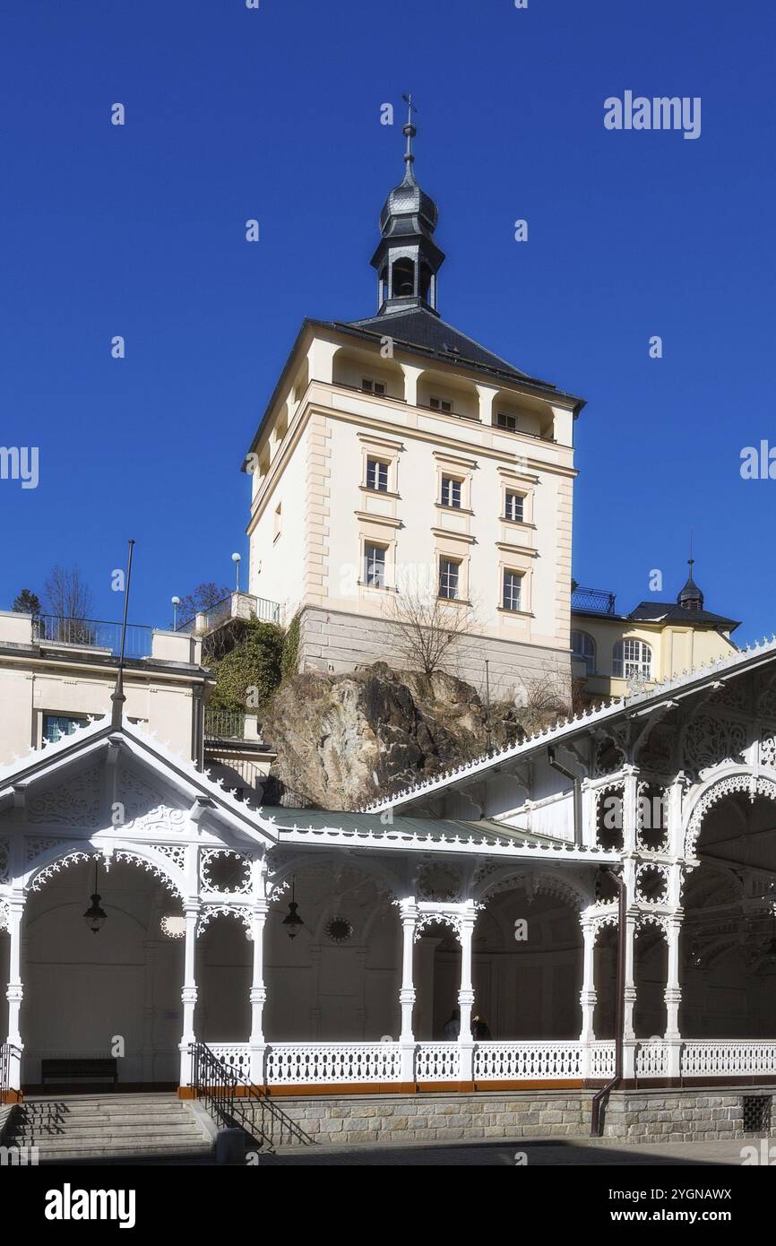 Karlovy Vary, République tchèque vue sur la rue, maisons et marché Colonnade source chaude dans la célèbre ville thermale Banque D'Images