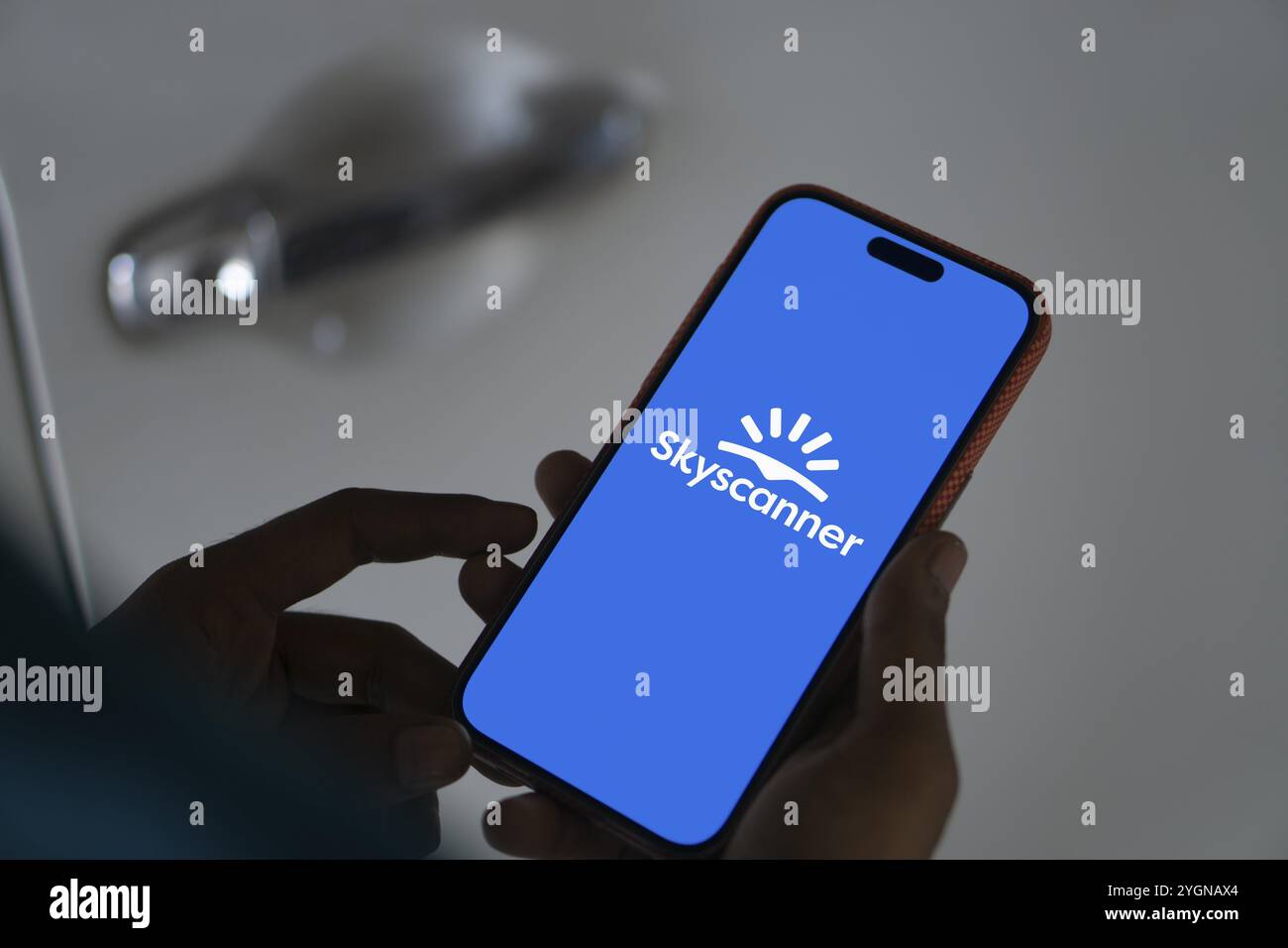 Le logo Skyscanner est affiché sur le smartphone. Skyscanner Ltd. est un agrégateur de recherche et une agence de voyages Banque D'Images