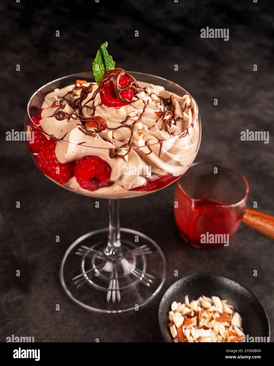 Mousse au chocolat avec framboises et garniture de dessert à la fraise Banque D'Images
